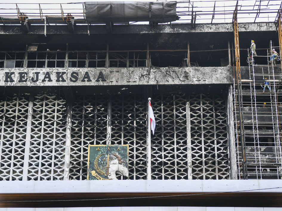 Pekerja memasang steger untuk merenovasi Gedung Utama Kejaksaan Agung, di Jakarta.