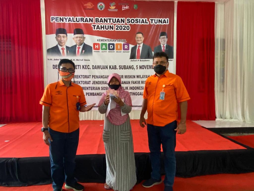 Direktur Utama PT Pos Indonesia Faizal Rochmad Djoemadi pada saat penyerahan BST ke perwakilan masyarakat di Jabar.