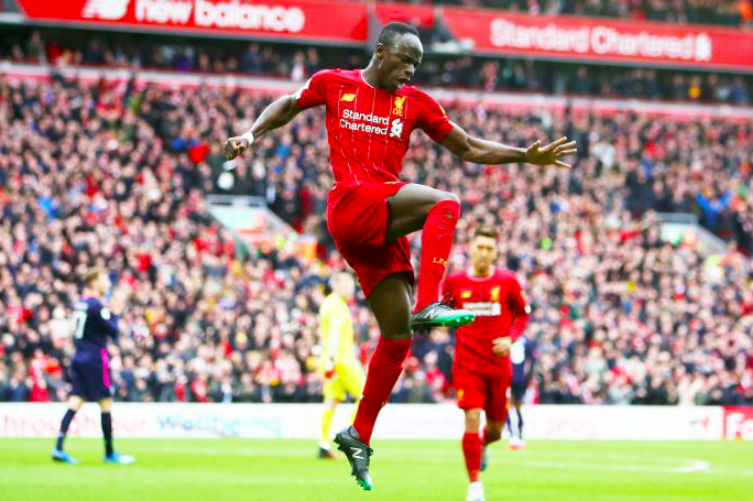 Striker Liverpool asal Senegal Sadio Mane meluapkan ekspresi setelah mencetak gol kedua pada pertandingan Liga Primer Inggris. 