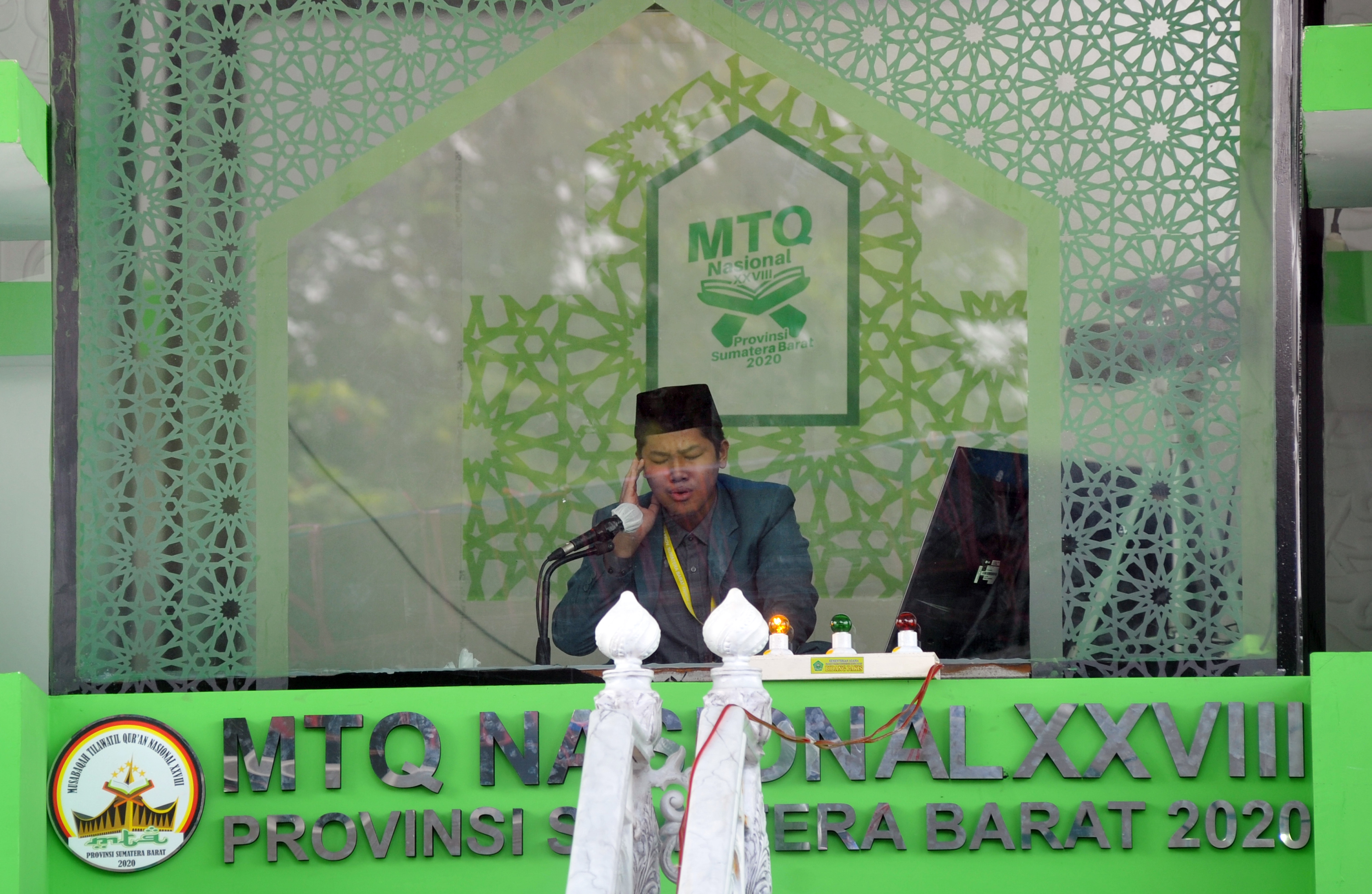 Qori asal Sumatra Selatan M. Faizul Haromain mengikuti Tilawah Al-Quran golongan anak-anak MTQ Nasional ke-28 di Masjid Al-Hakim, Padang