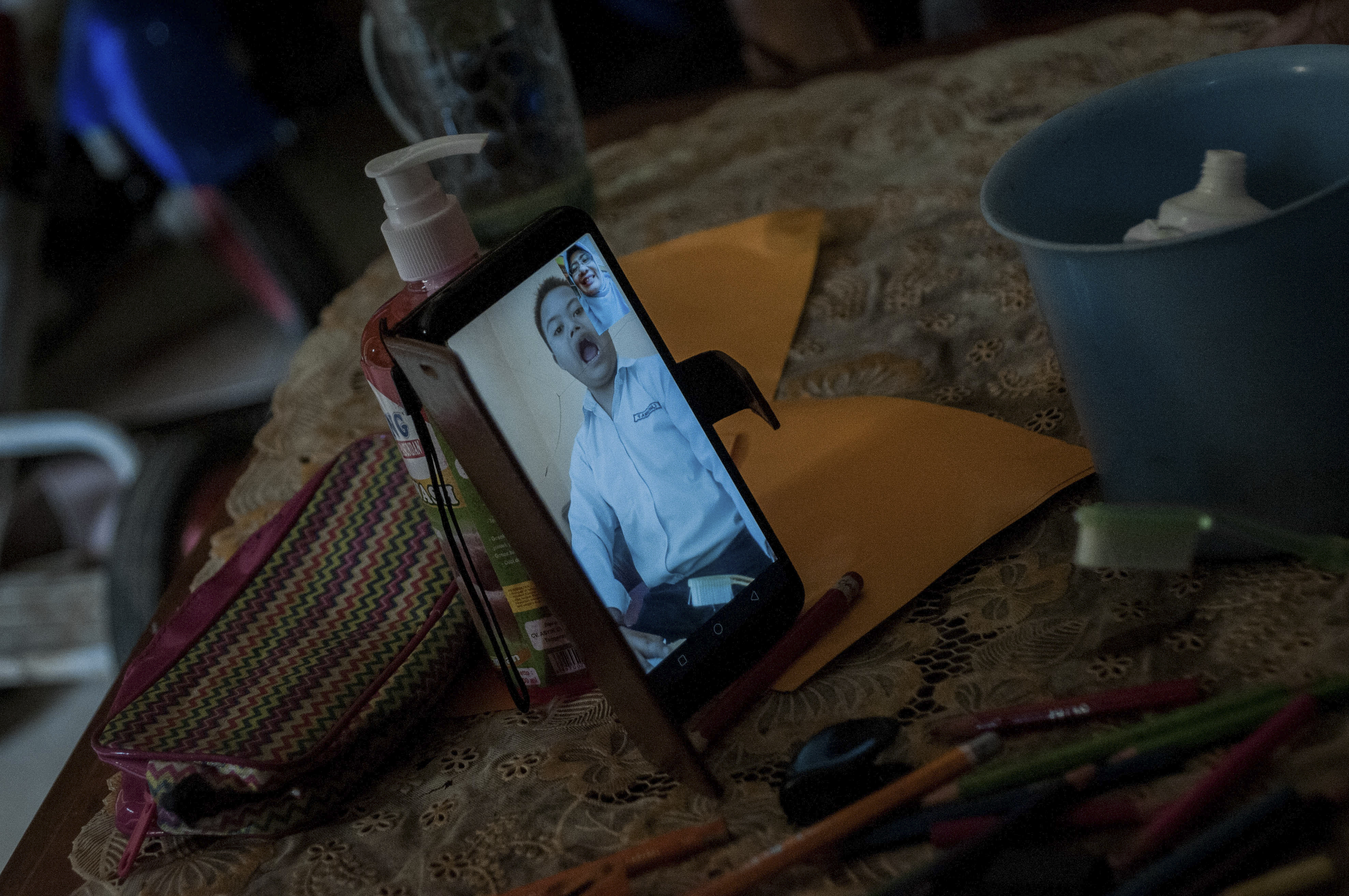 Siswa Sekolah Khusus Negeri 1 Lebak didampingi orangtua mengikuti kegiatan belajar daring di Rangkasbitung, Banten, Rabu (14/10). 