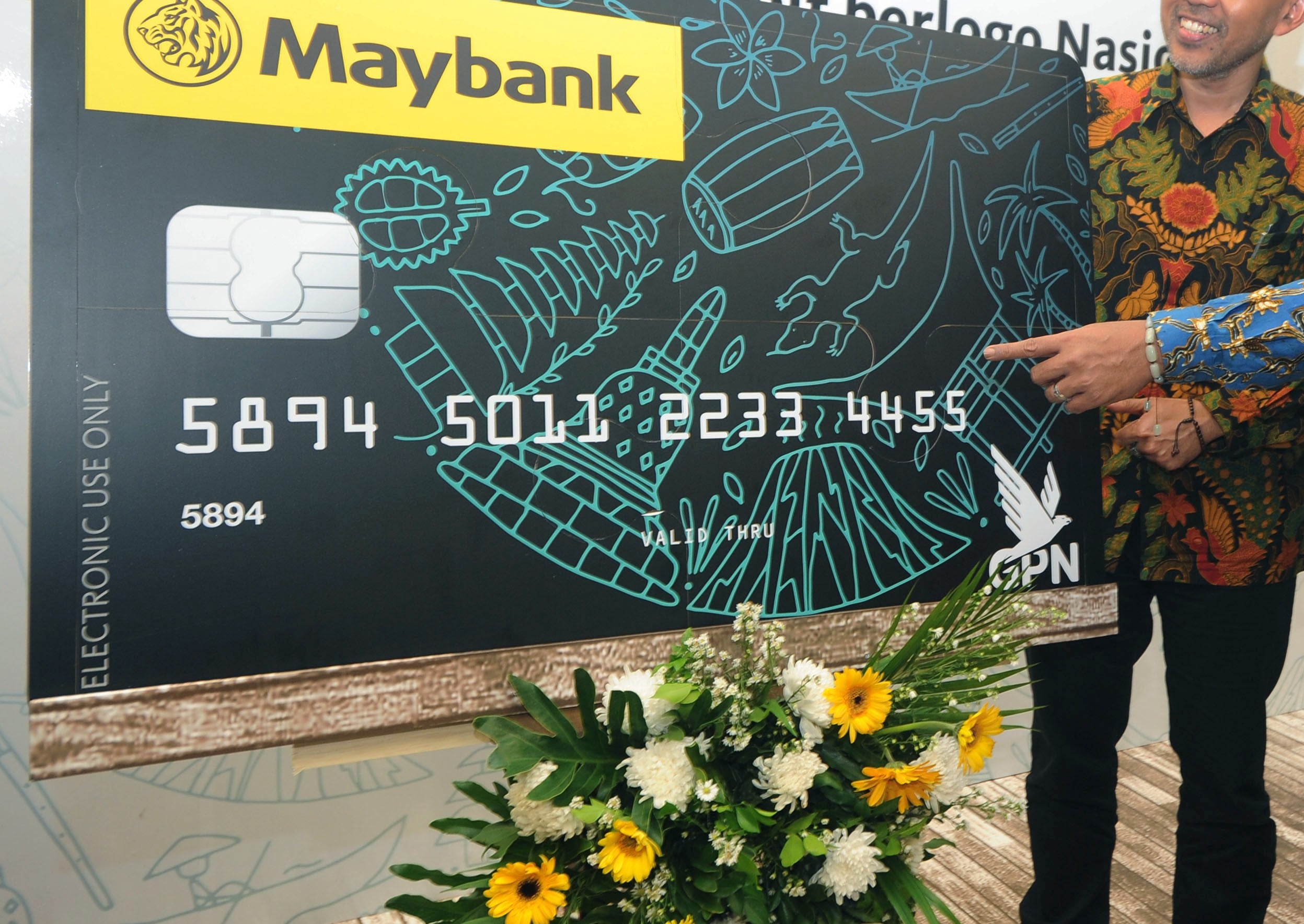 Ilustrasi replika Kartu ATM/Debit dengan logo Maybank.