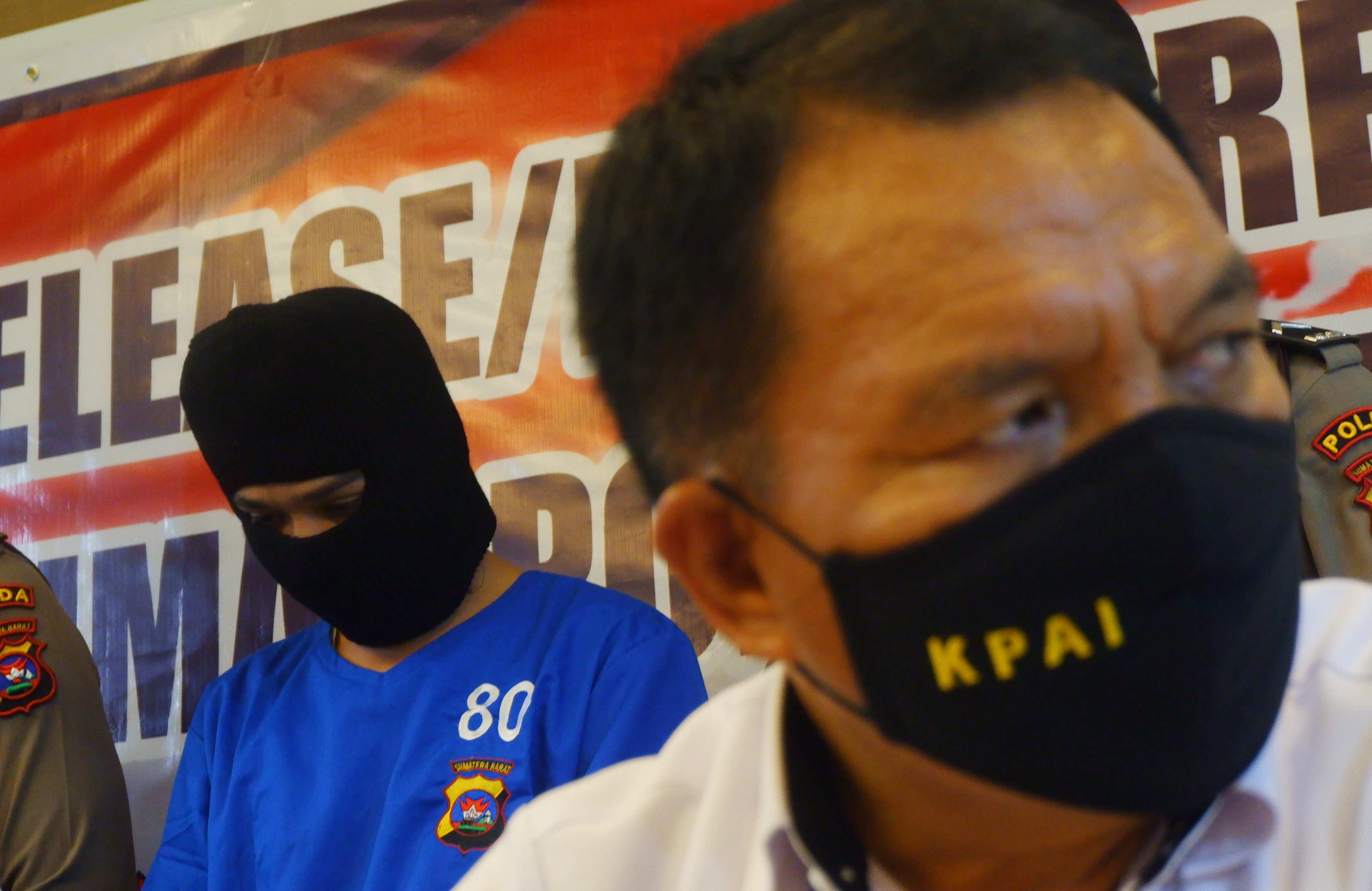 Ilustrasi. Polisi mengamankan tersangka eksploitasi dan perdagangan anak di bawah umur, di Mapolda Sumatera Barat, di Padang, Rabu (22/7).