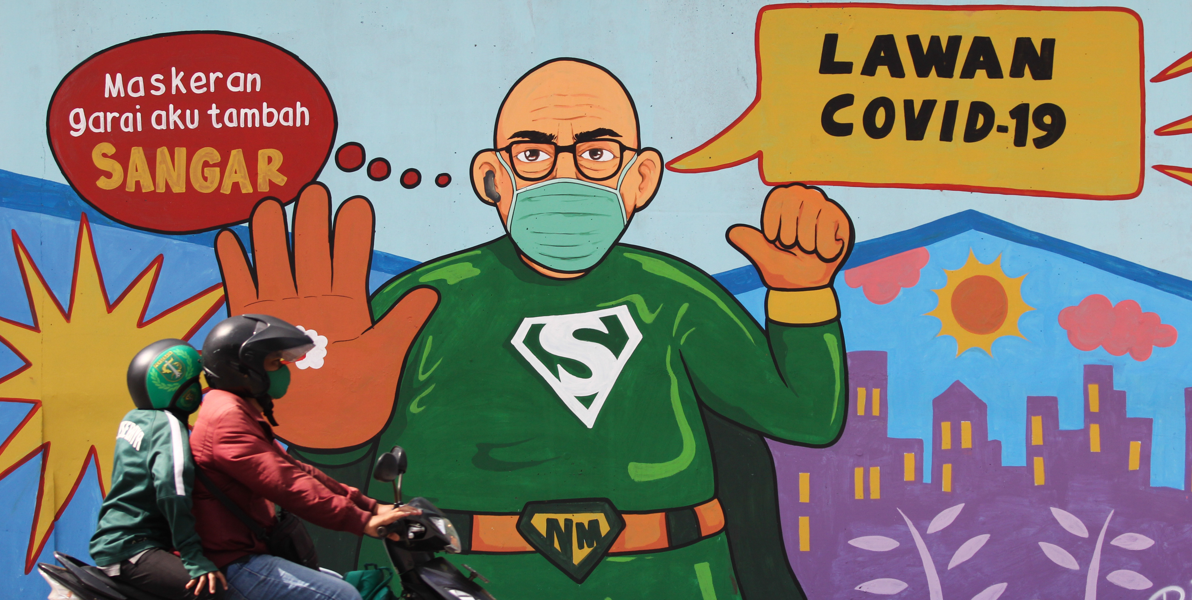 Pengendara motor melintas di dekat dinding bermural di terowongan Mayjen Sungkono, Surabaya, Jawa Timur, Minggu (22/11).