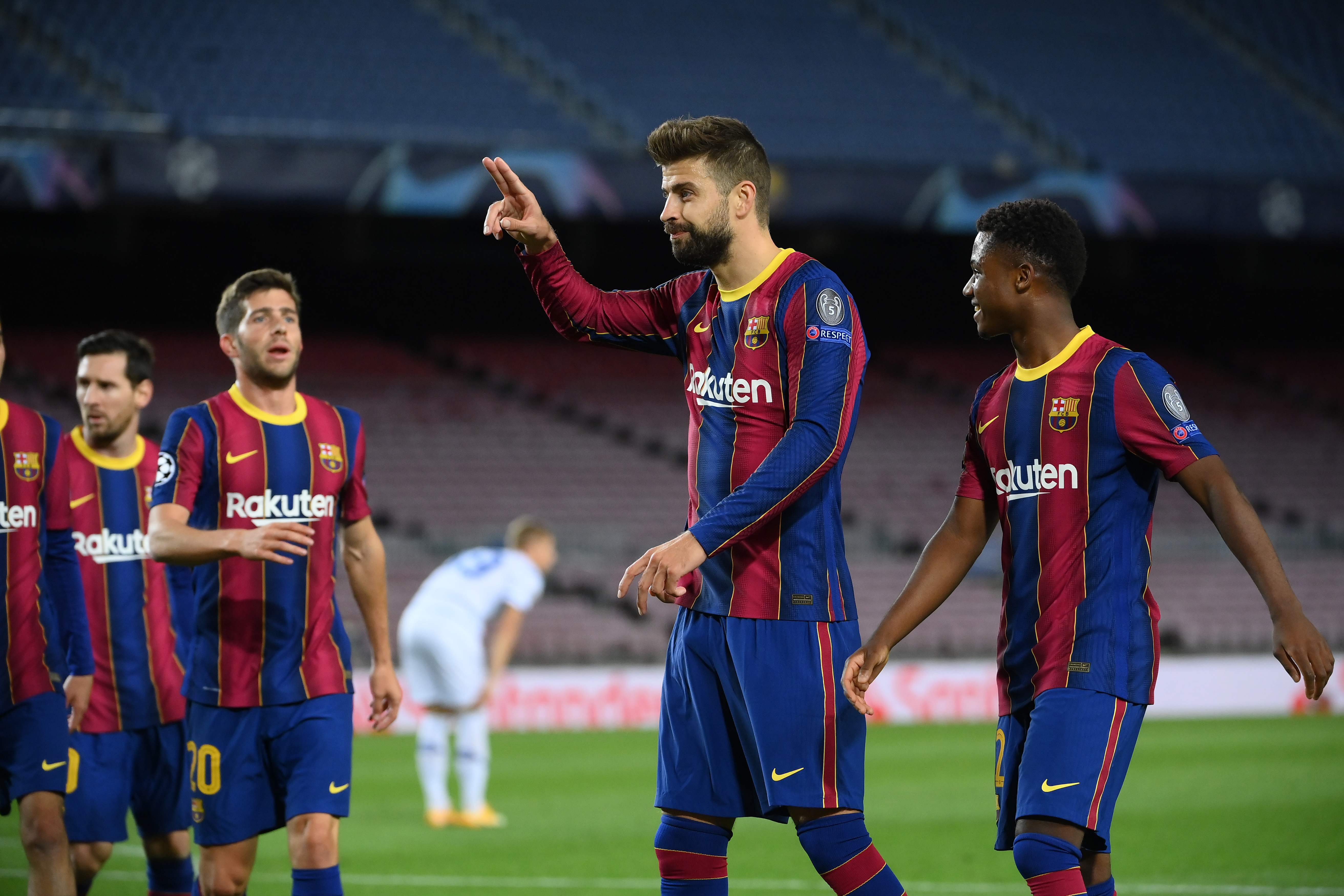 Bek Gerard Pique melakukan selebrasi usai mencetak gol kedua Barcelona ke gawang Dynamo Kiev di laga Liga Champions.