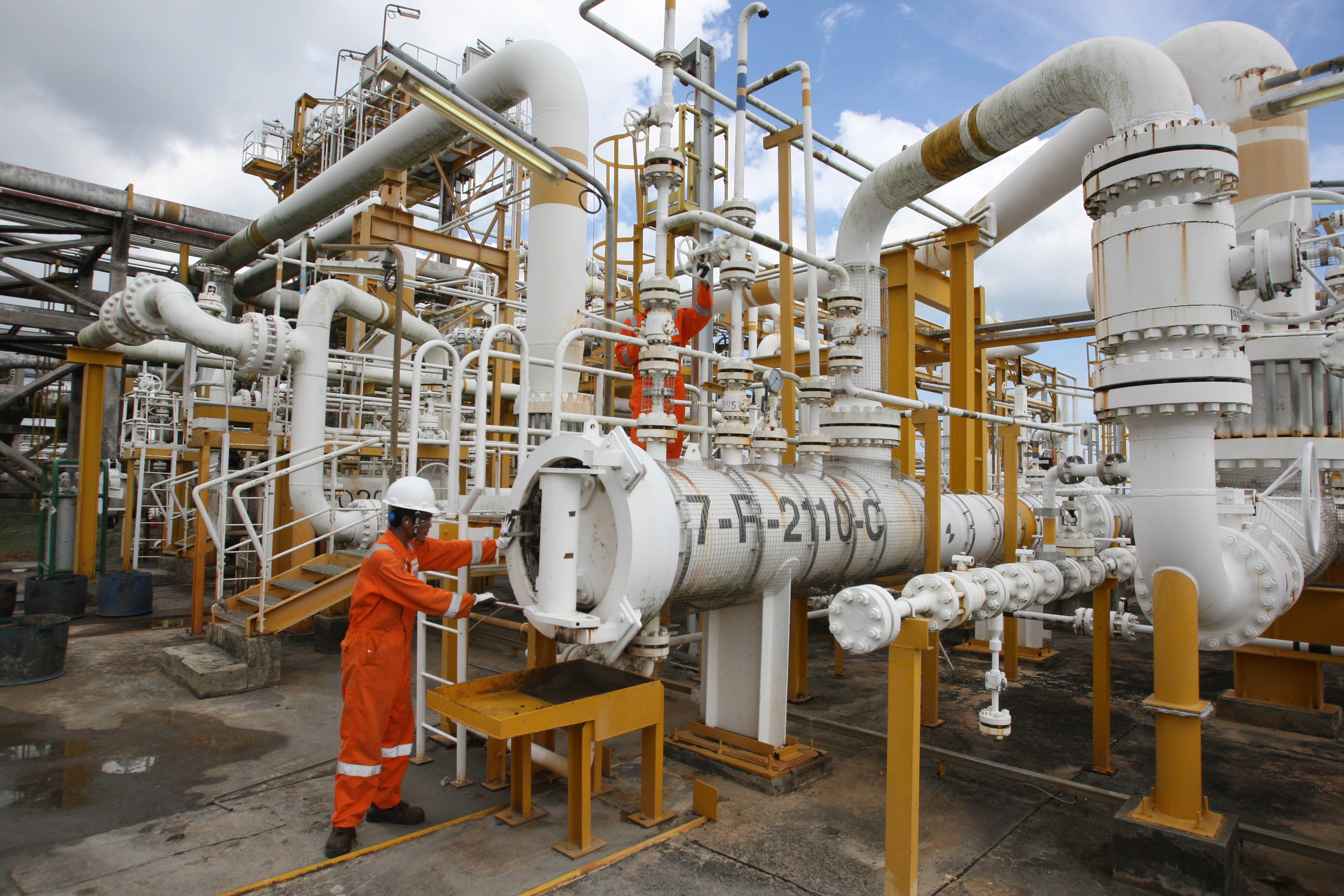 Pekerja beraktivitas di Lapangan Senipah, Peciko, dan South Mahakam lokasi pengolahan minyak dan gas bumi Blok Mahakam, Kutai Kertanegara.