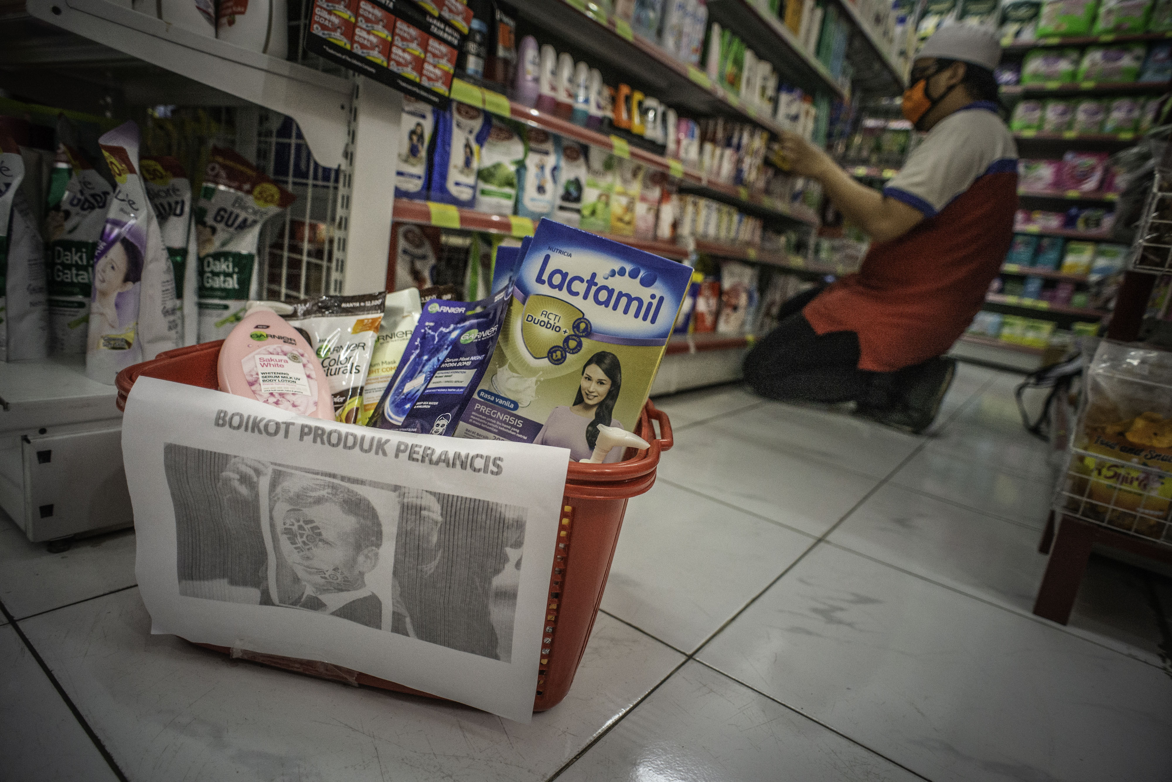 PEMBOIKOTAN PRODUK PRANCIS: Karyawan beraktivitas di dekat produk Prancis yang diboikot di salah satu minimarket di Jakarta, Selasa (3/11/20