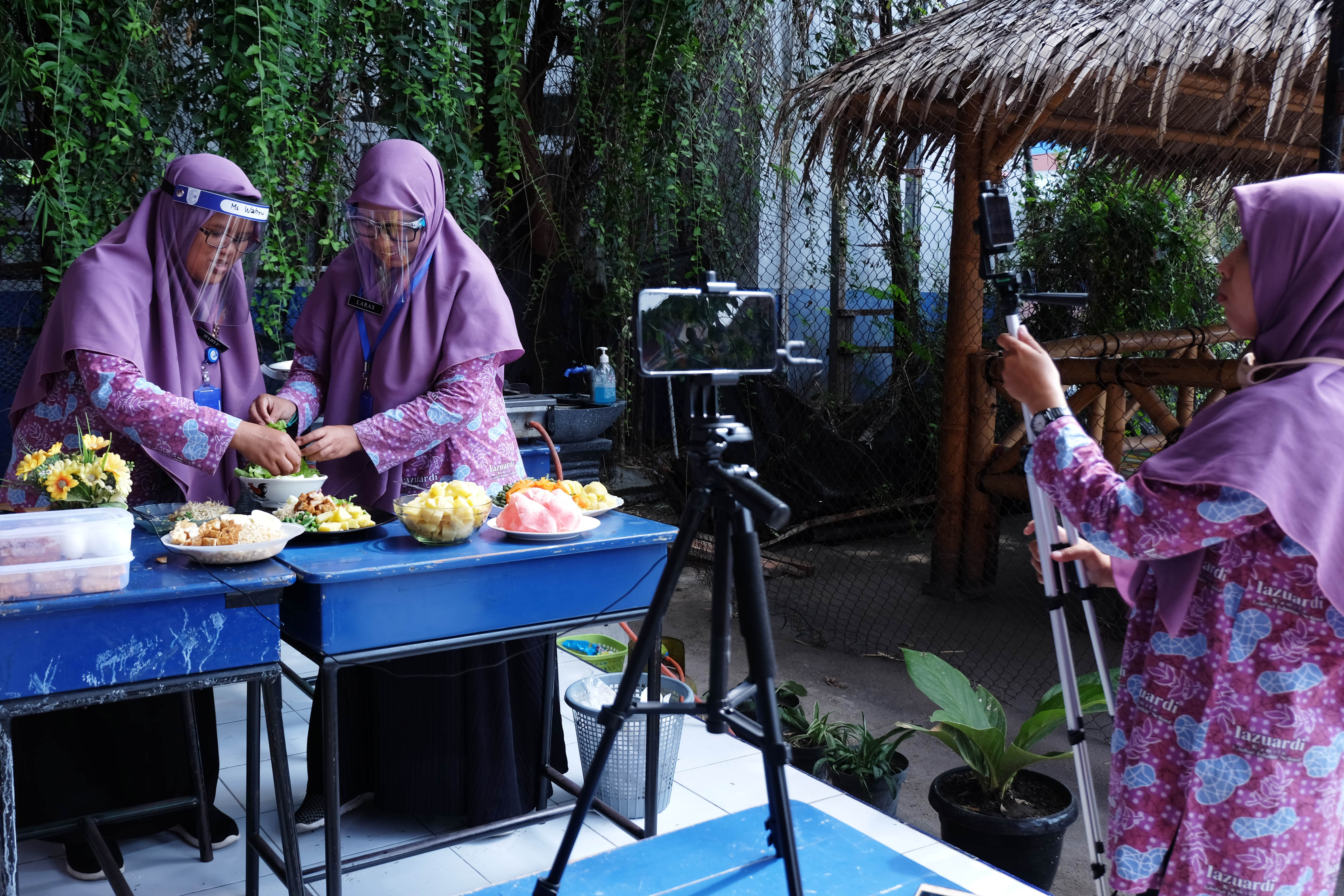 BELAJAR DARING: Guru SMP Lazuardi Kamila GCS Solo menyampaikan materi makanan sehat saat pembelajaran daring di halaman sekolah.