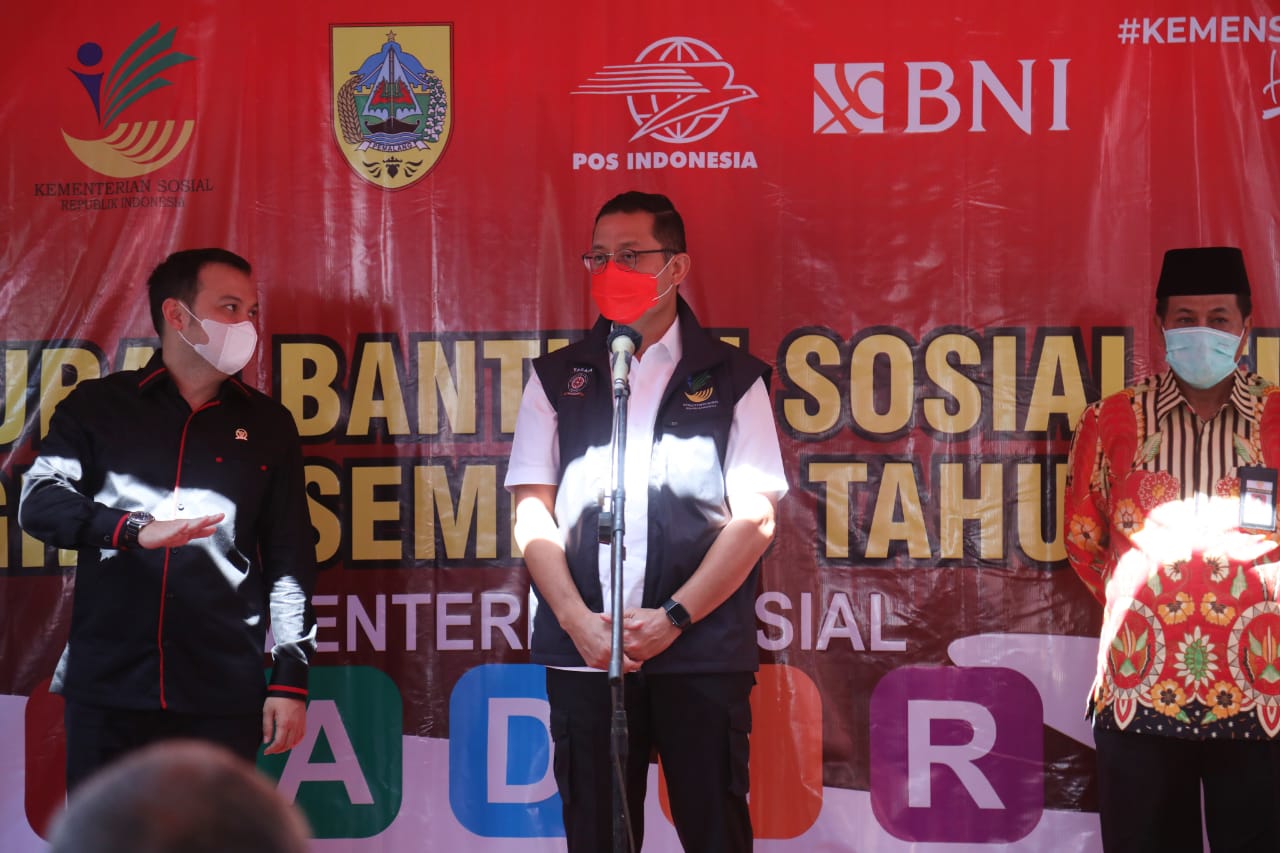 Menteri Sosial Juliari P. Batubara saat melakukan kunjungan kerja ke daerah.  