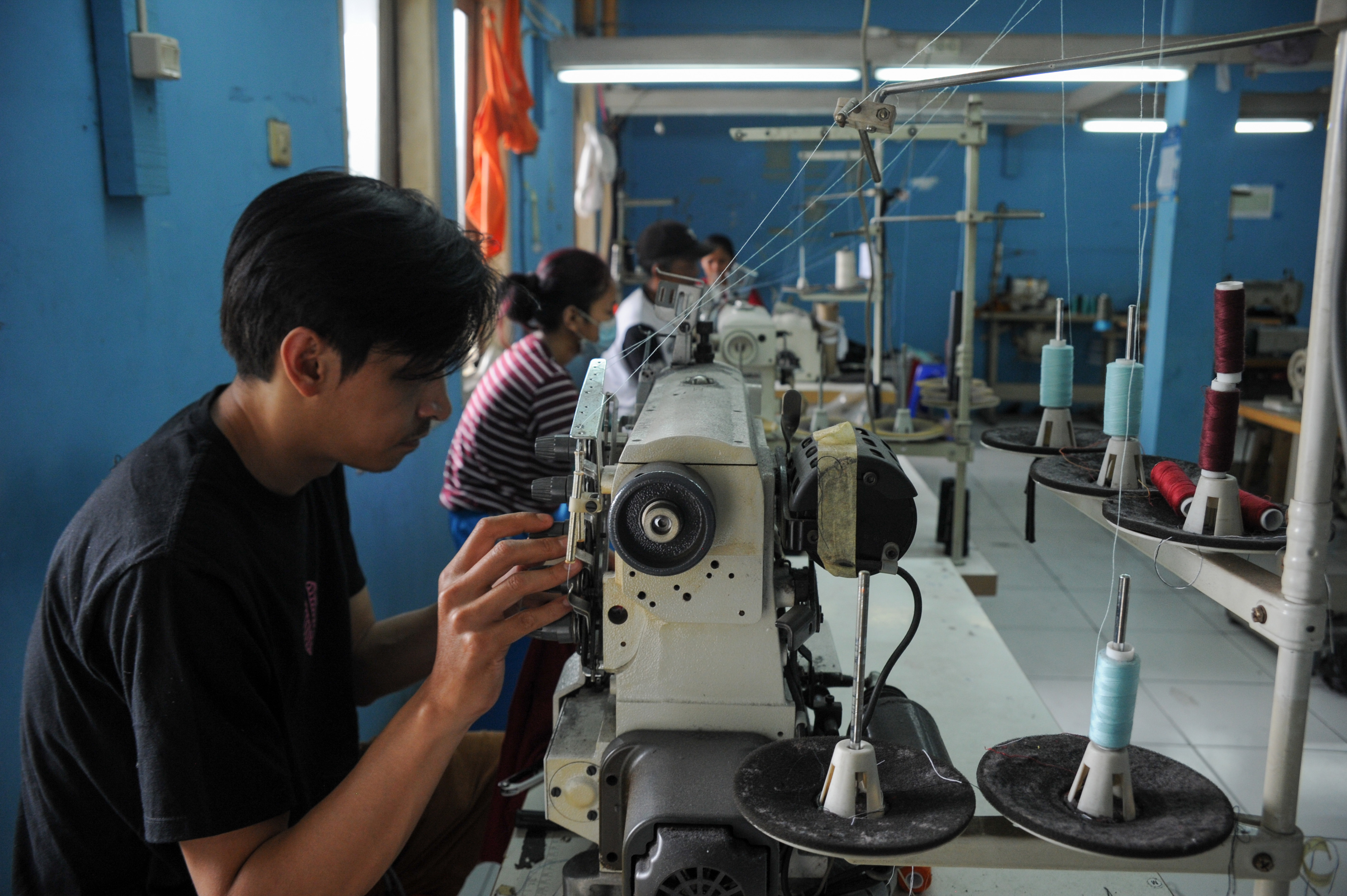 Pekerja disebuah usaha garmen, Upah Minimum Provinsi (UMP) NTB tahun depan (2021) ditetapkan nilainya sama dengan UMP 2020.