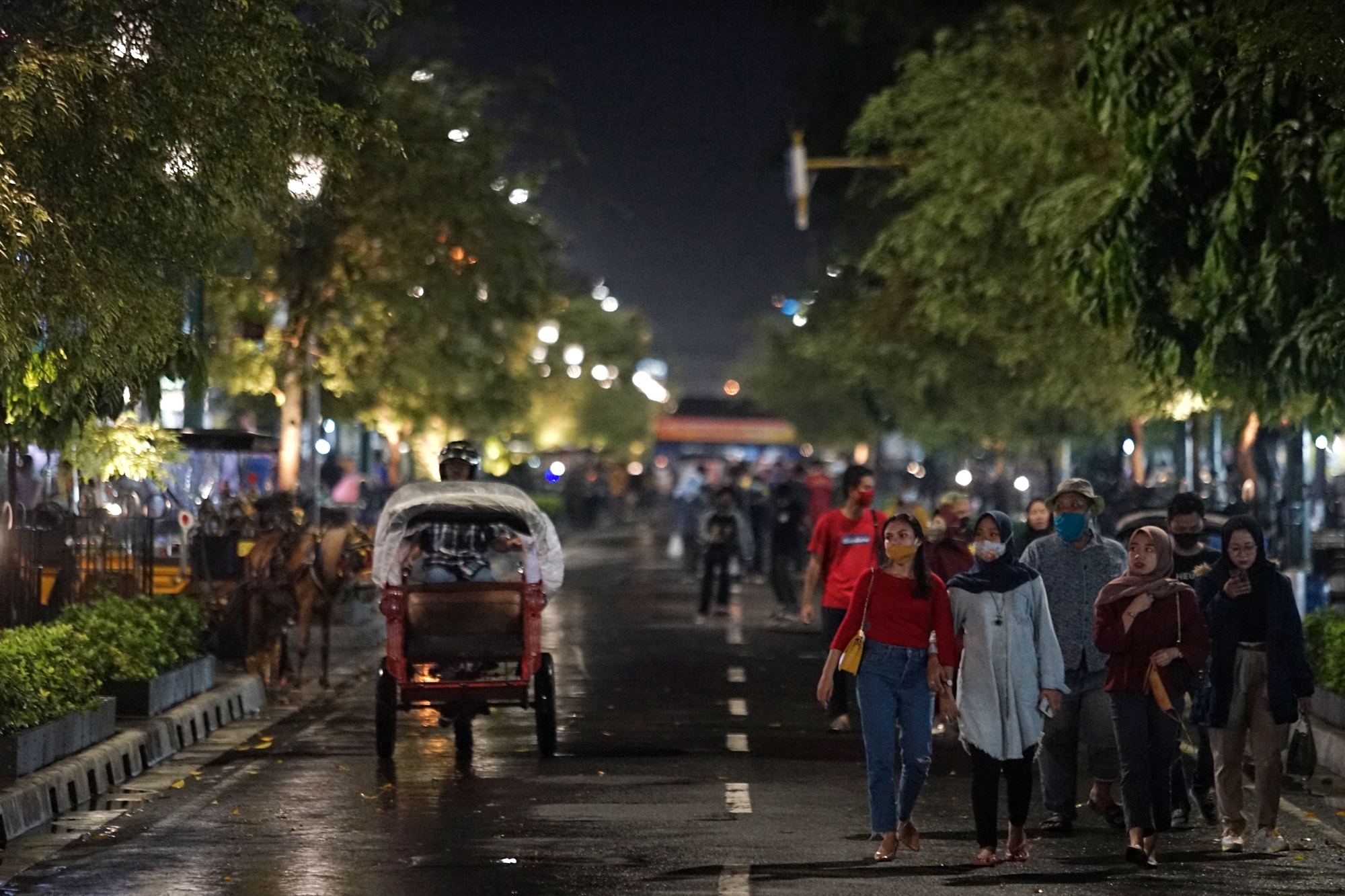 Warga berada di kawasan Malioboro saat uji coba Semi Pedestrian Jalan Malioboro, Yogyakarta, pekan lalu.