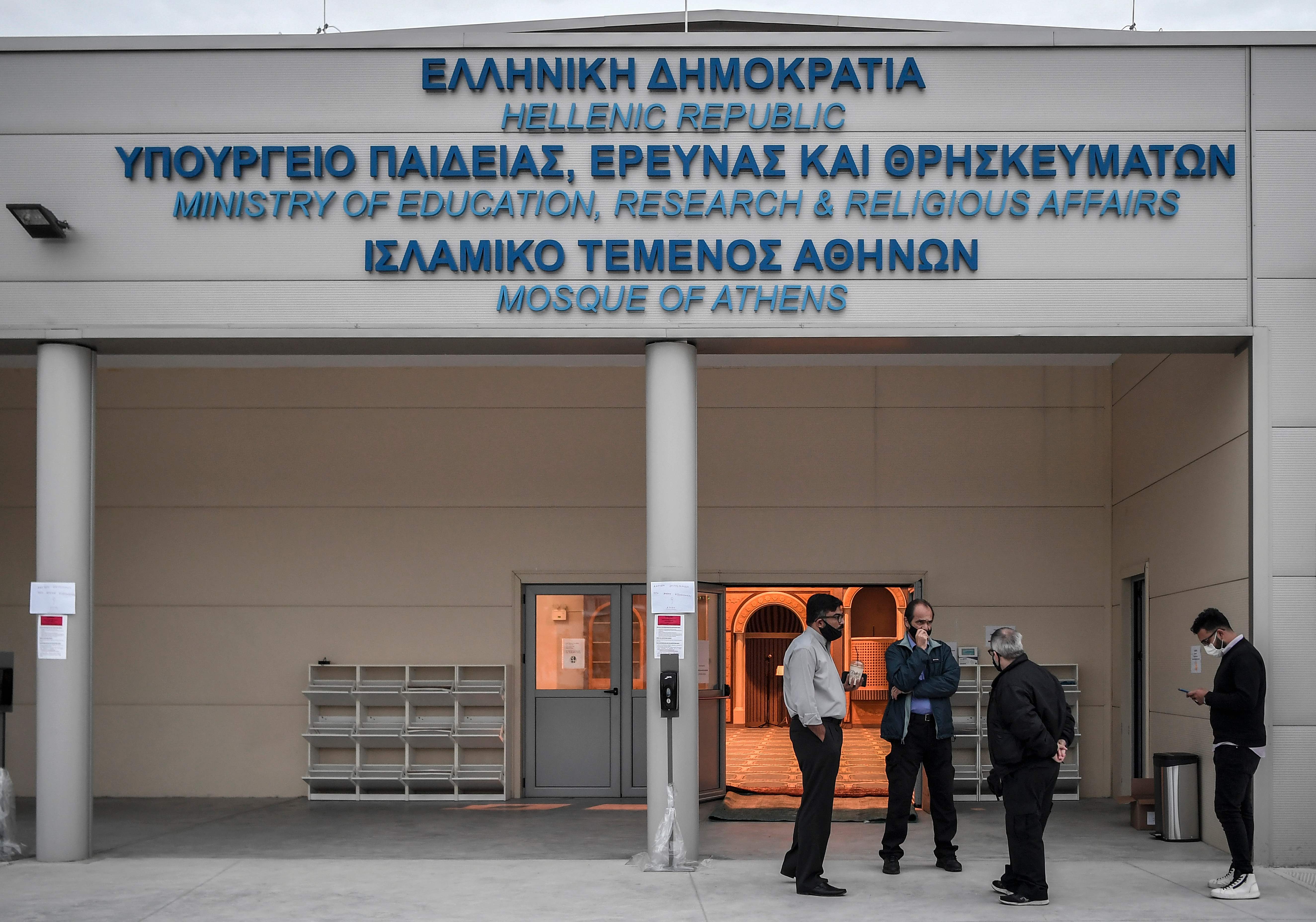Warga muslim berdiri di depan masjid pertama yang diresmikan di Athena, Yunani.