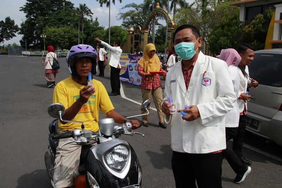 IAI Blora Bagikan Gratis Hand Sanitazer kepada pengguna jalan raya di Blora, Rabu (25/3)