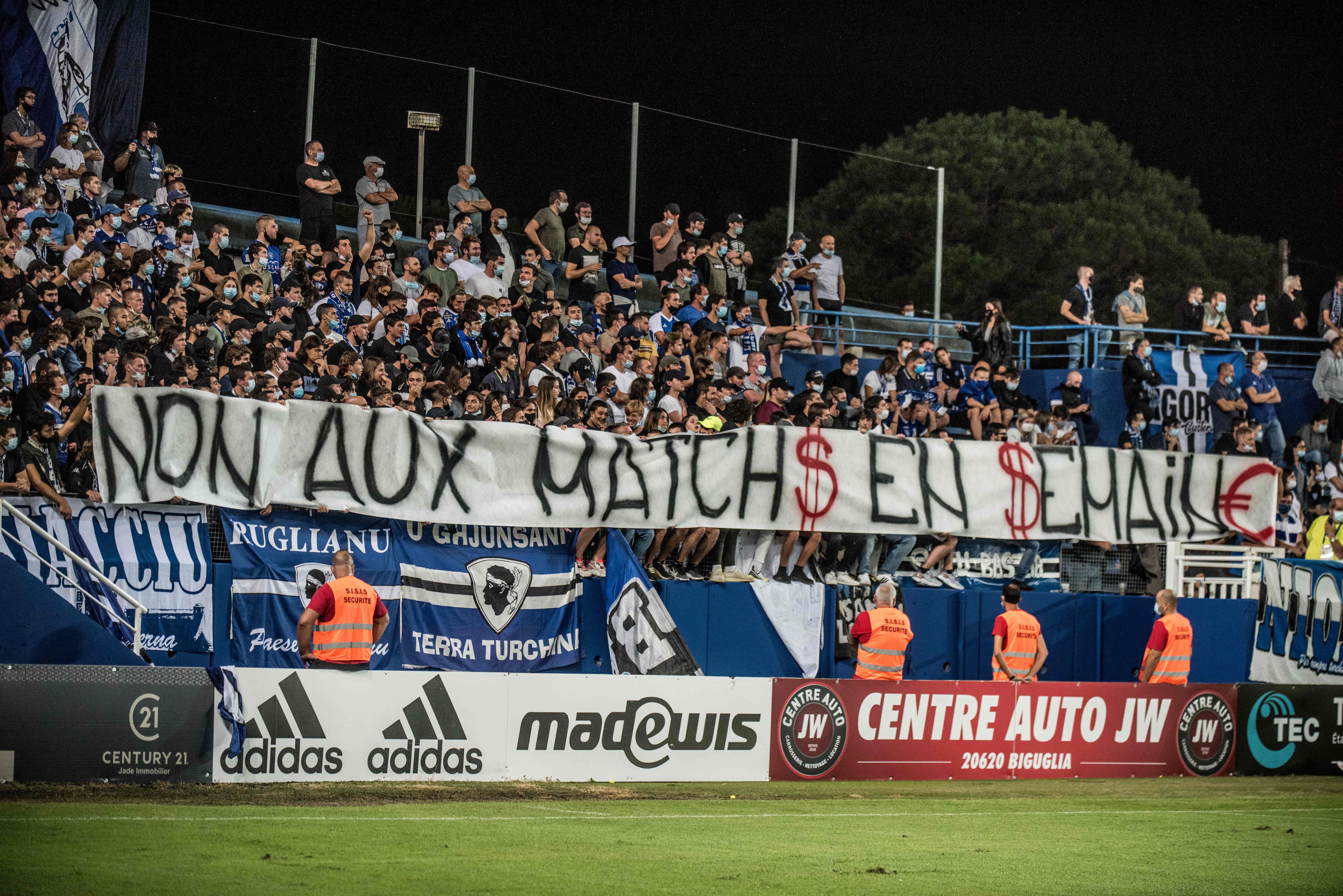 Penonton memadati stadion sepak bola di Prancis.