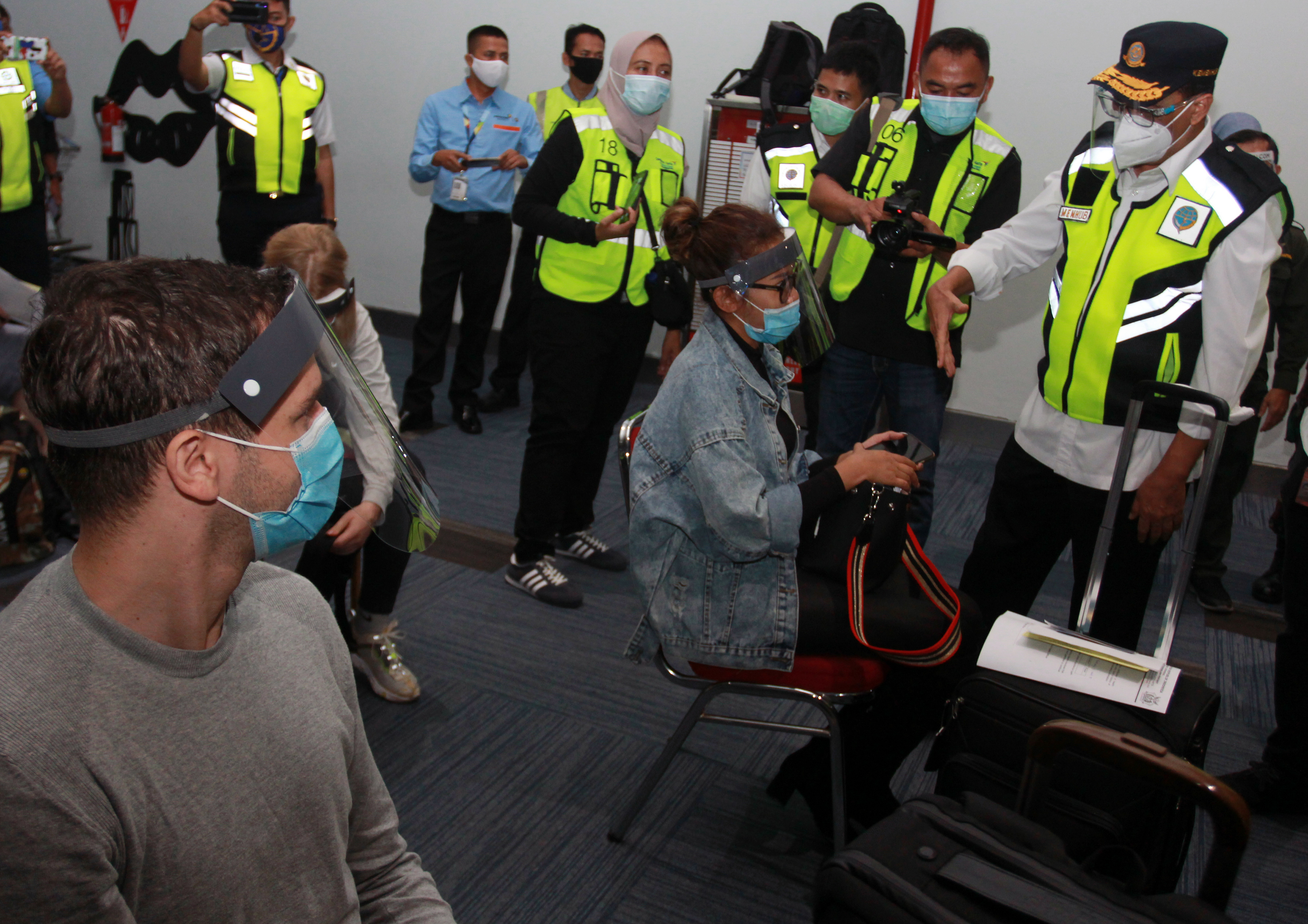 Menteri Perhubungan Budi Karya Sumadi (kanan) berbincang dengan penumpang yang baru saja mendarat saat meninjau langsung arus balik 