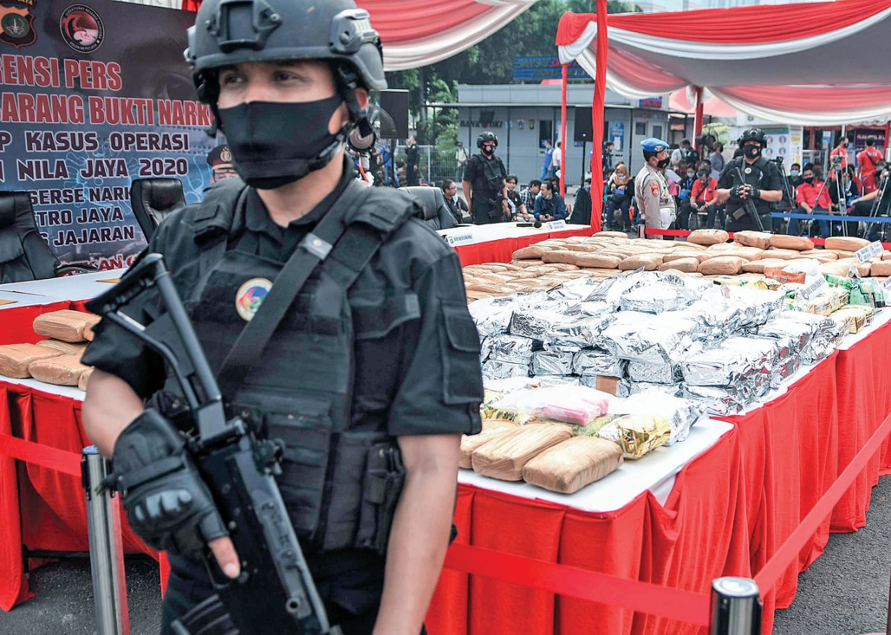 Anggota polisi berjaga di dekat barang bukti narkoba yang akan dimusnahkan saat pemusnahan barang bukti narkoba di Polda Metro Jaya.