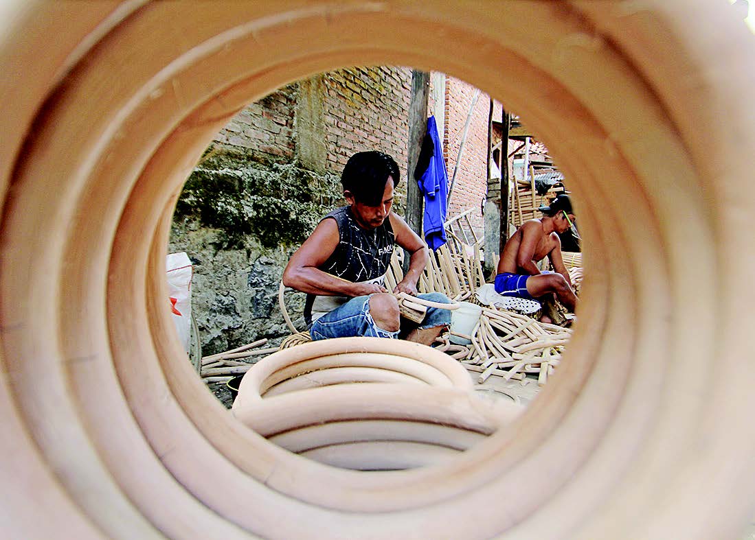 REALISASI STIMULUS UMKM: Perajin menyelesaikan pembuatan kursi rotan di Kapetakan, Cirebon, Jawa Barat, Sabtu (10/10).