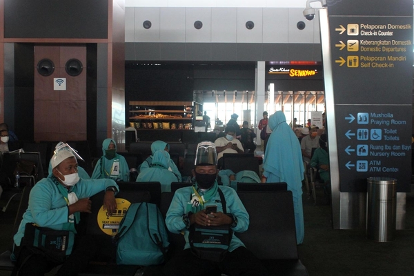 Ratusan Jamaah Umrah menunggu keberangkatan ke Tanah Suci Mekkah di Terminal 3 Bandara Soekarno Hatta, Tangerang, Banten, Minggu, 1 November