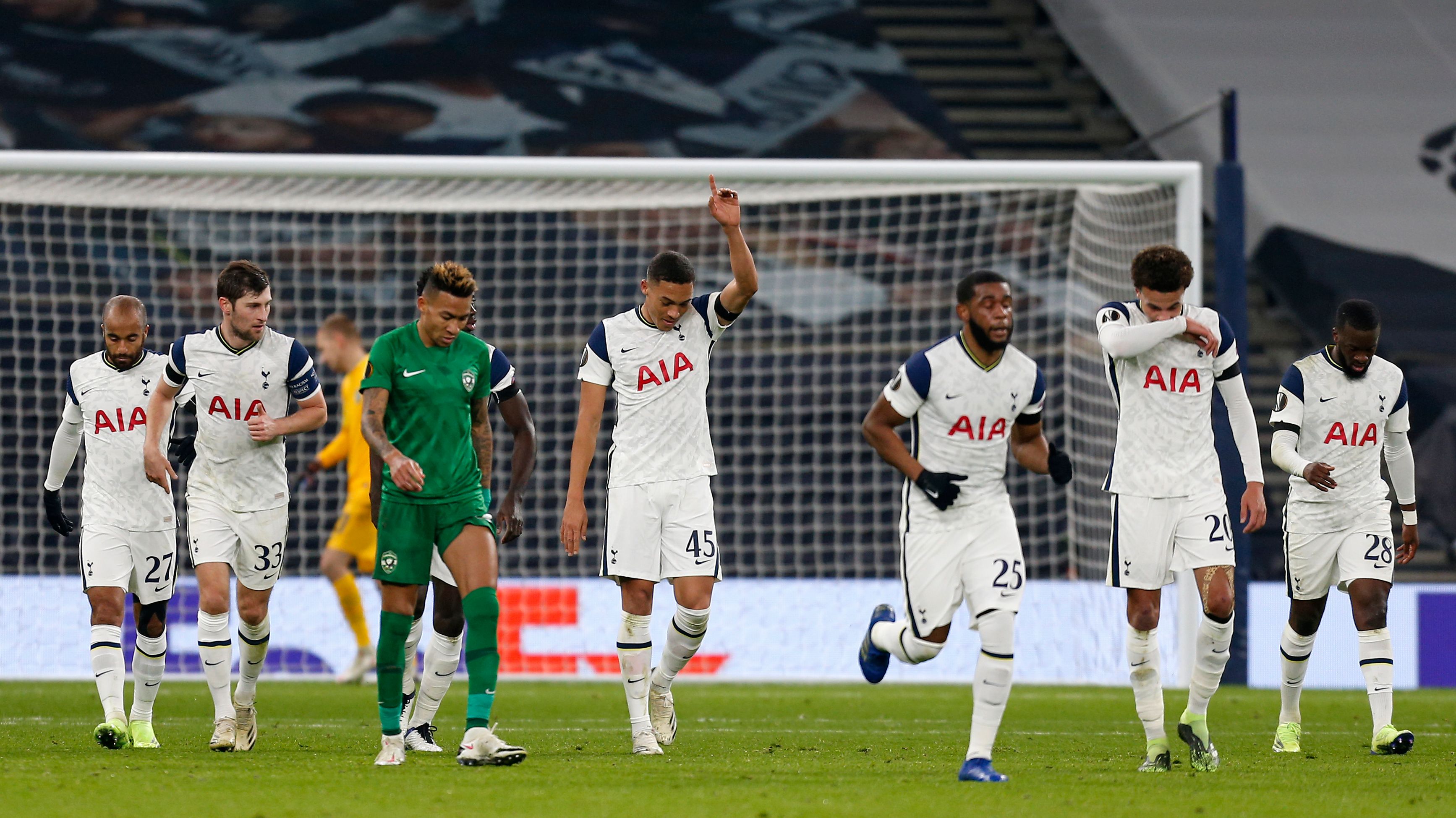 Penyerang Tottenham Hotspur Carlos Vinicius (tengah) melakukan selebrasi usai mencetak gol ke gawang Ludogorets di laga Liga Europa.