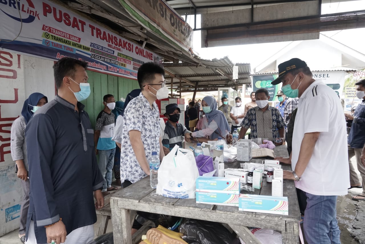 Wali Kota Tebing Tinggi Umar Zunaidi Hasibuan saat meninjau posko banjir Kelurahan Mekar Sentosa Kecamatan Rambutan, , Minggu (30/11/2020)