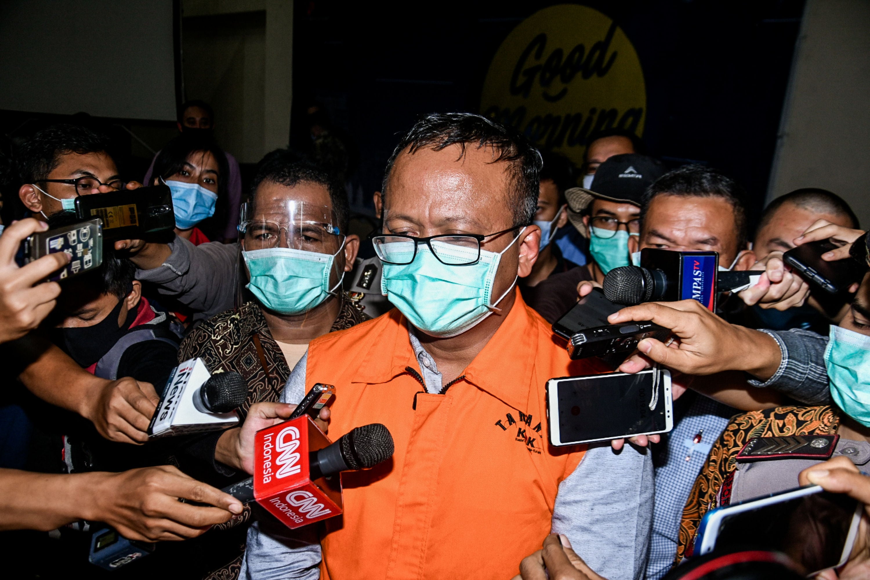 Menteri KKP Edhy Prabowo, langsung ditahan usai diperiksa, di Gedung KPK Merah Putih, Jakarta, Kamis (26/11) dini hari.