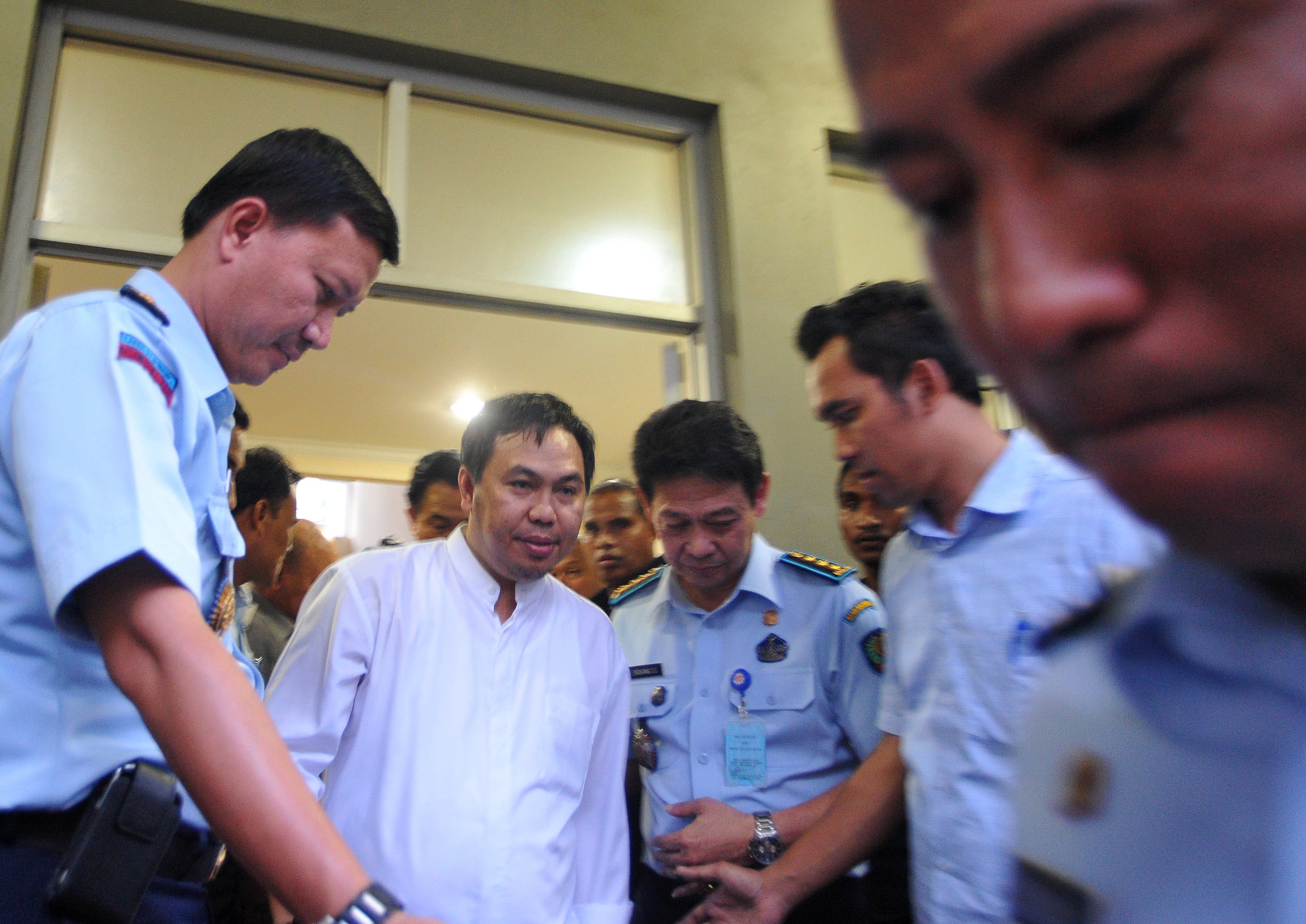 Gubernur Bengkulu nonaktif Agusrin M Najamuddin  (berbaju putih)