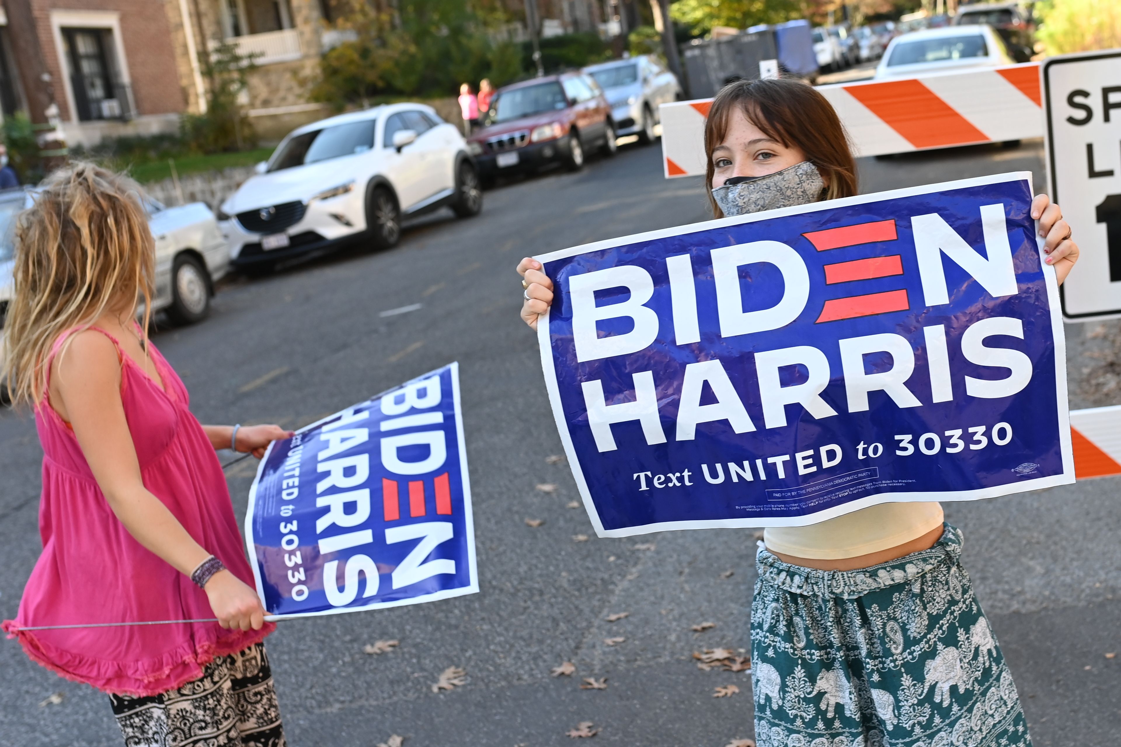 Warga merayakan kemenangan Pasangan Joe Biden dan Kamala Harris