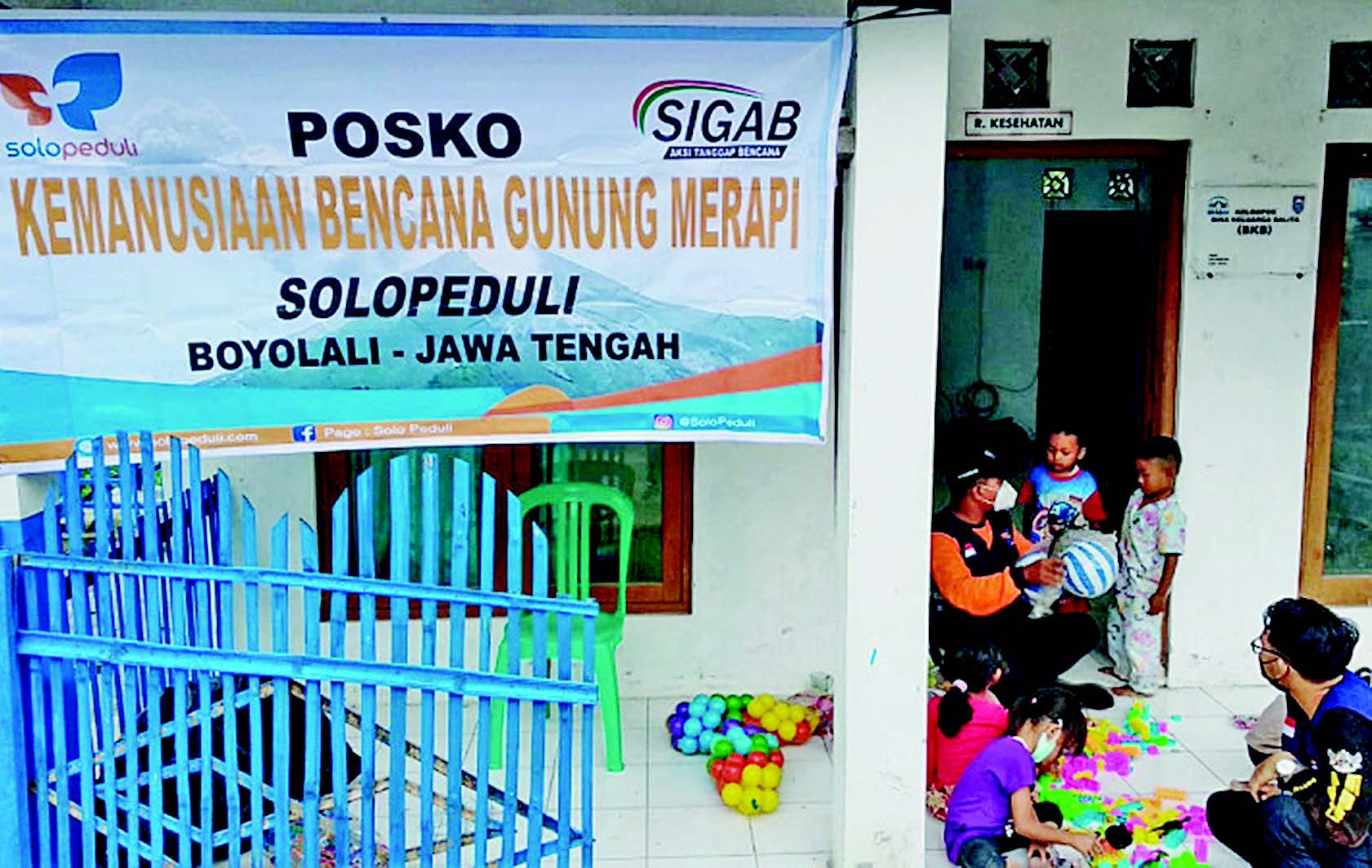 Para relawan dari Yayasan Solo Peduli membawakan mainan dan buku bacaan untuk anak-anak di pengungsian Merapi di Desa Tlogolele, Boyolali.