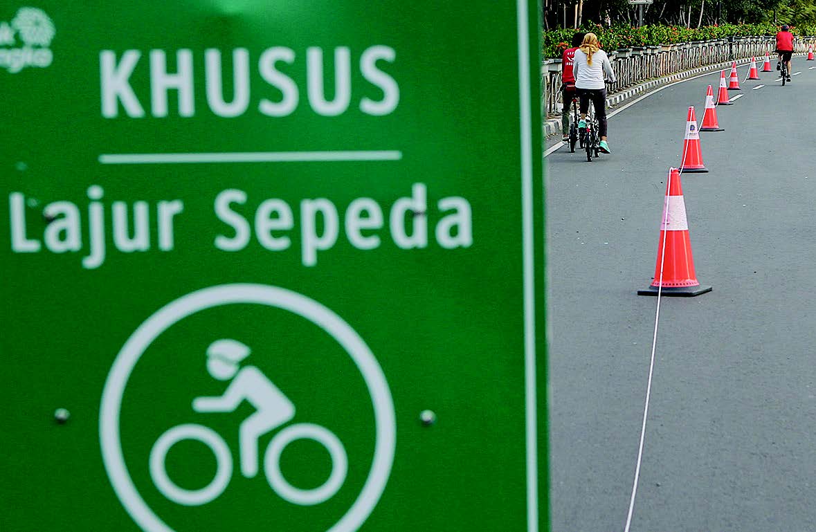 JALUR SEPEDA: Pengendara sepeda menggunakan jalur khusus sepeda yang terdapat di Jalan Sudirman, Jakarta, Sabtu (20/6).