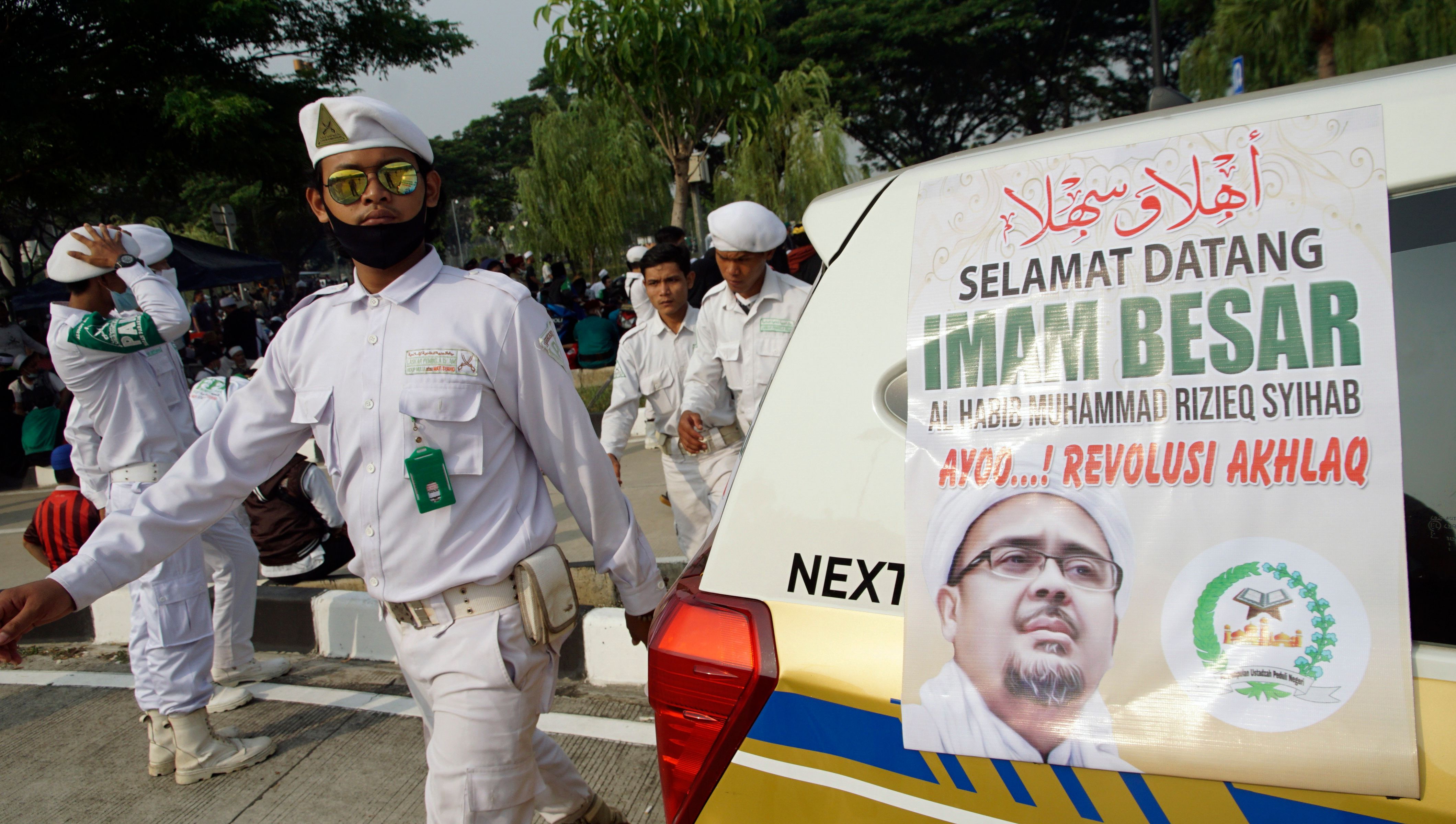 Anggota FPI berada di Bandara Soekarno-Hatta untuk menjemput Rizieq Shihab.