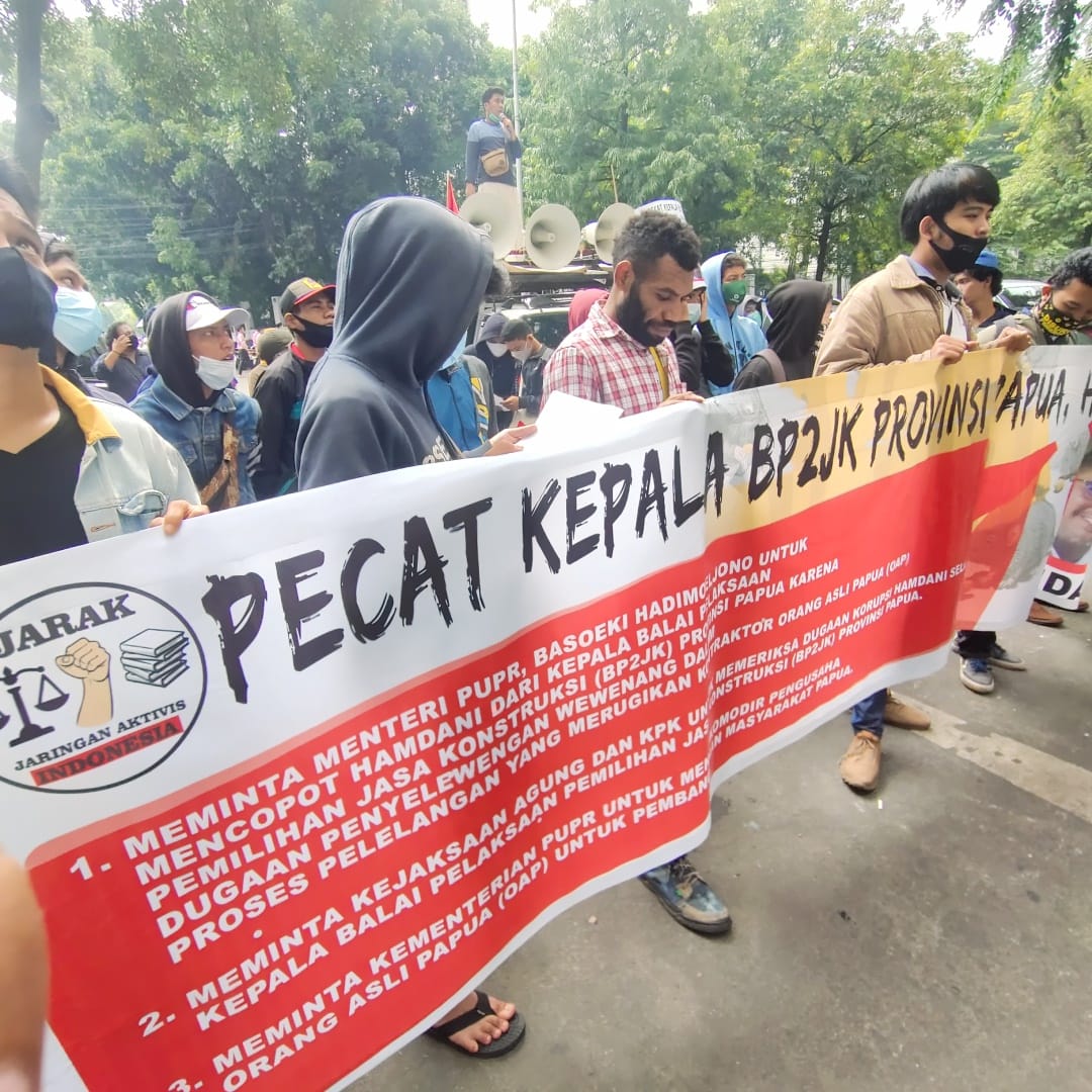 Jaringan Aktivis Indonesia berunjuk rasa meminta Kementerian PUPR menindaklanjuti dugaan korupsi pada lelang proyek di Papua, Rabu (4/11)