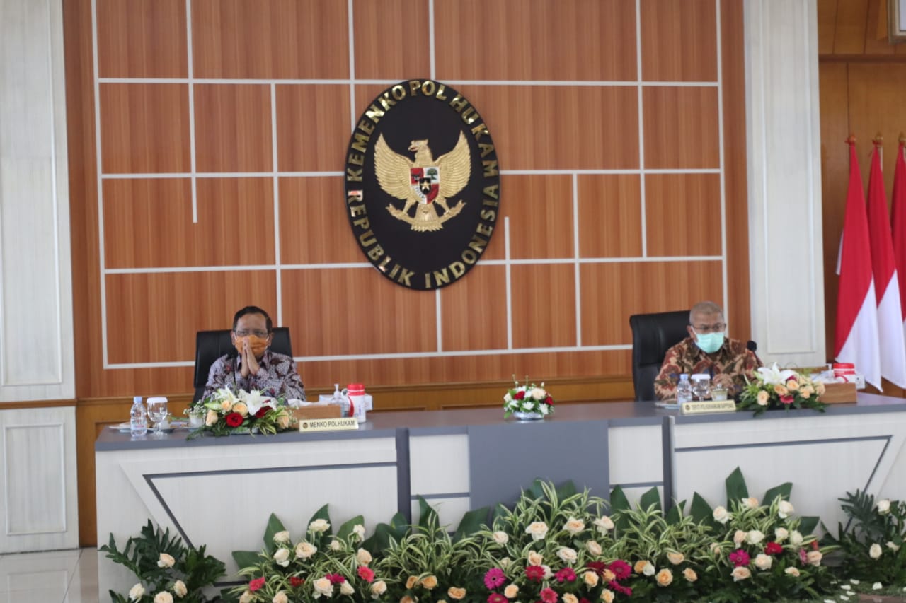 Menko Polhukam Mahfud MD (kiri) dalam peluncuran buku Indeks Demokrasi Indonesia (IDI) 2019, Selasa (24/11).