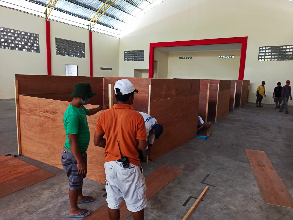 Relawan menyekat tempat pengungsi di GOR Kalimosodo.