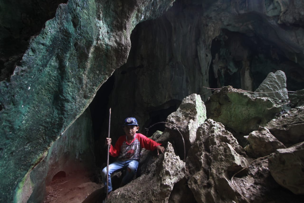  Daffa bocah berusia 10 tahun  memandu pendakian di Goa Lowo Desa Tegalrejo, Kecamatan Kelumpang Hilir, Kabupaten Kotabaru, Kalsel.