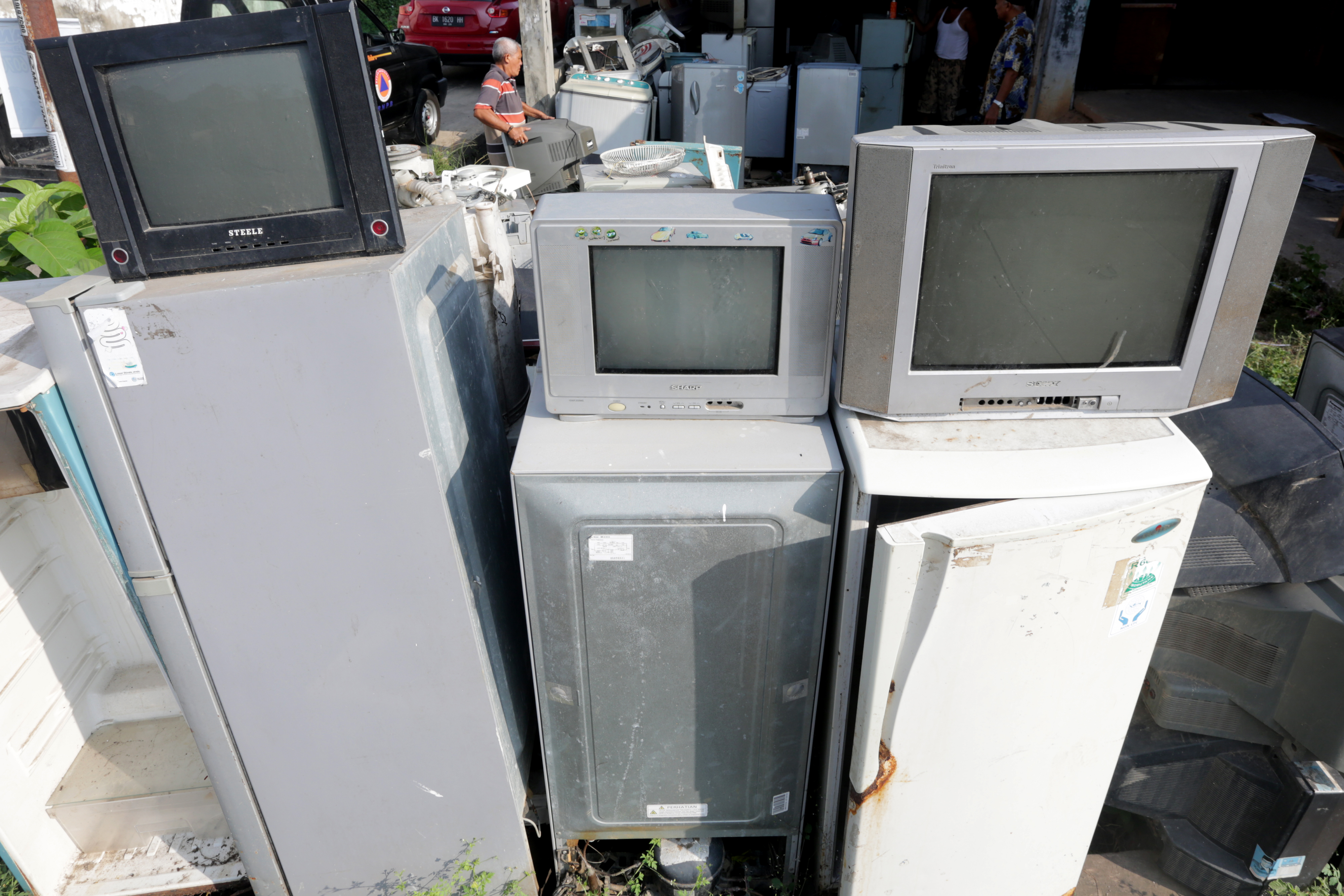 Ilustrasi berbagai jenis sampah elektronik.