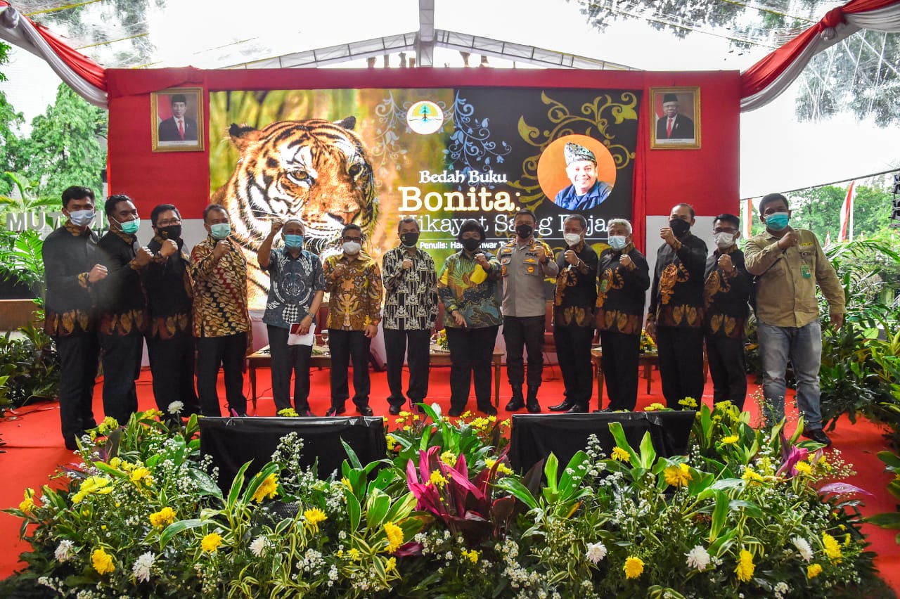 Peluncuran buku Bonita: Hikayat Sang Raja, karya wartawan Detik.com, Haidir Anwar Tanjung, digelar di Arboretum KLHK, Jakarta, Jumat (27/11)