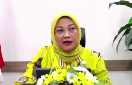 Menaker Ida Fauziyah sebagai keynote speaker di webinar dengan tema 'Tantangan Sistem Pendidikan Vokasi Terhadap Kebutuhan Industri'. 
