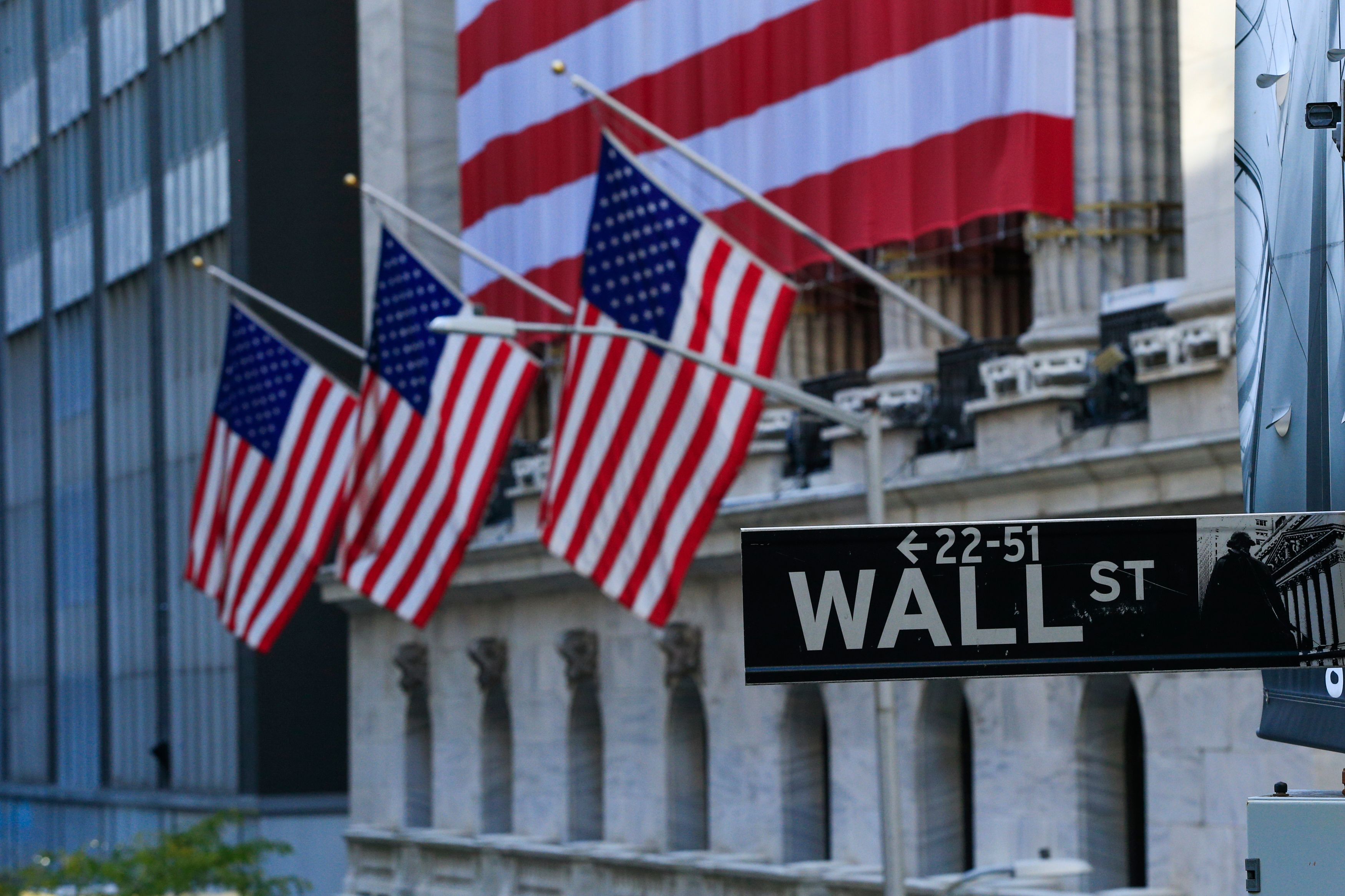 Gedung Bursa Saham New York, Wall Street.  Saham-saham di Wall Street dibuka melonjak, Senin (9/11/2020) waktu setempat.