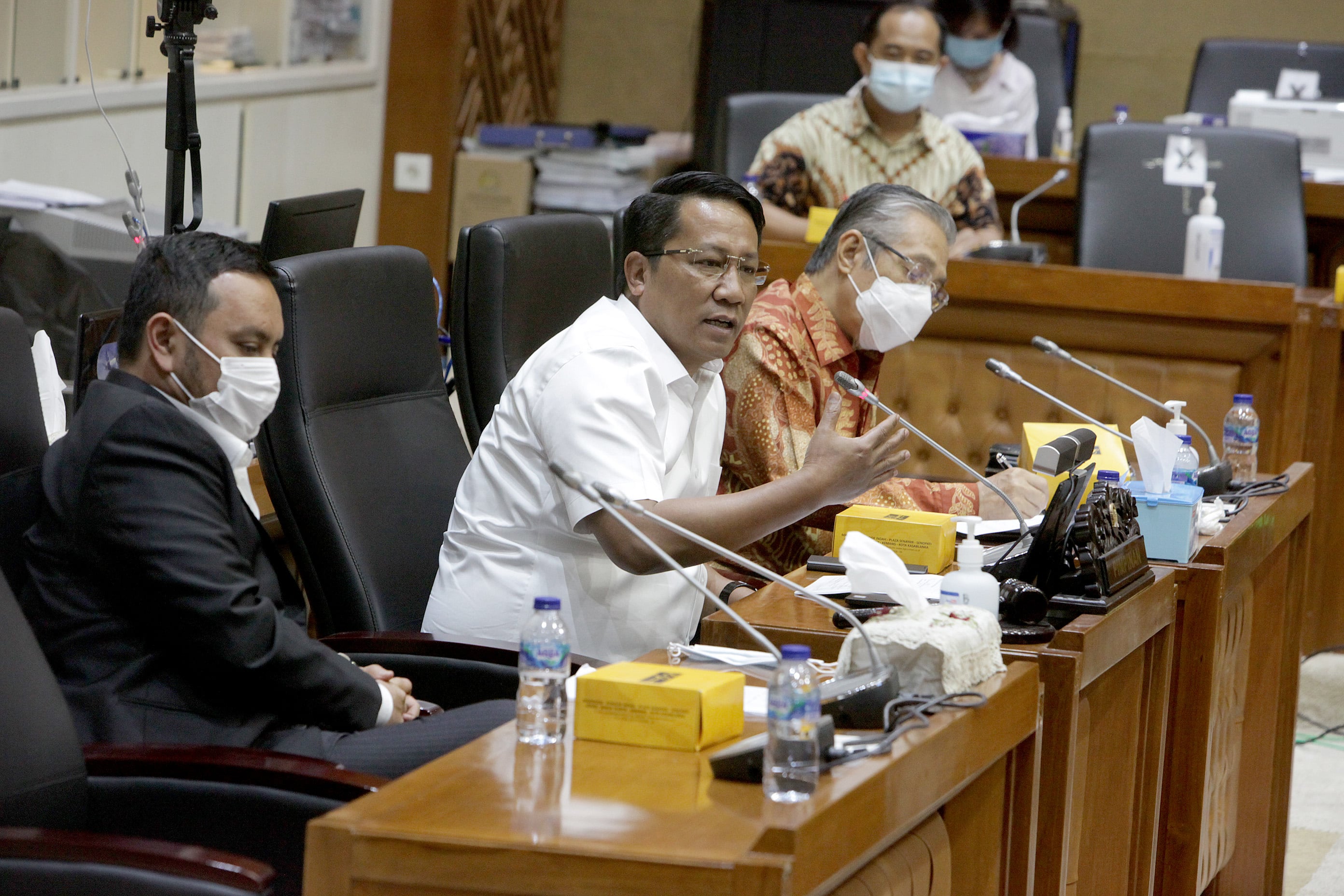 EVALUASI PROLEGNAS RUU PRIORITAS: Ketua Badan Legislasi Supratman Andi Agtas (tengah) didampingi dua Wakil Ketua Willy Aditya (kiri)  