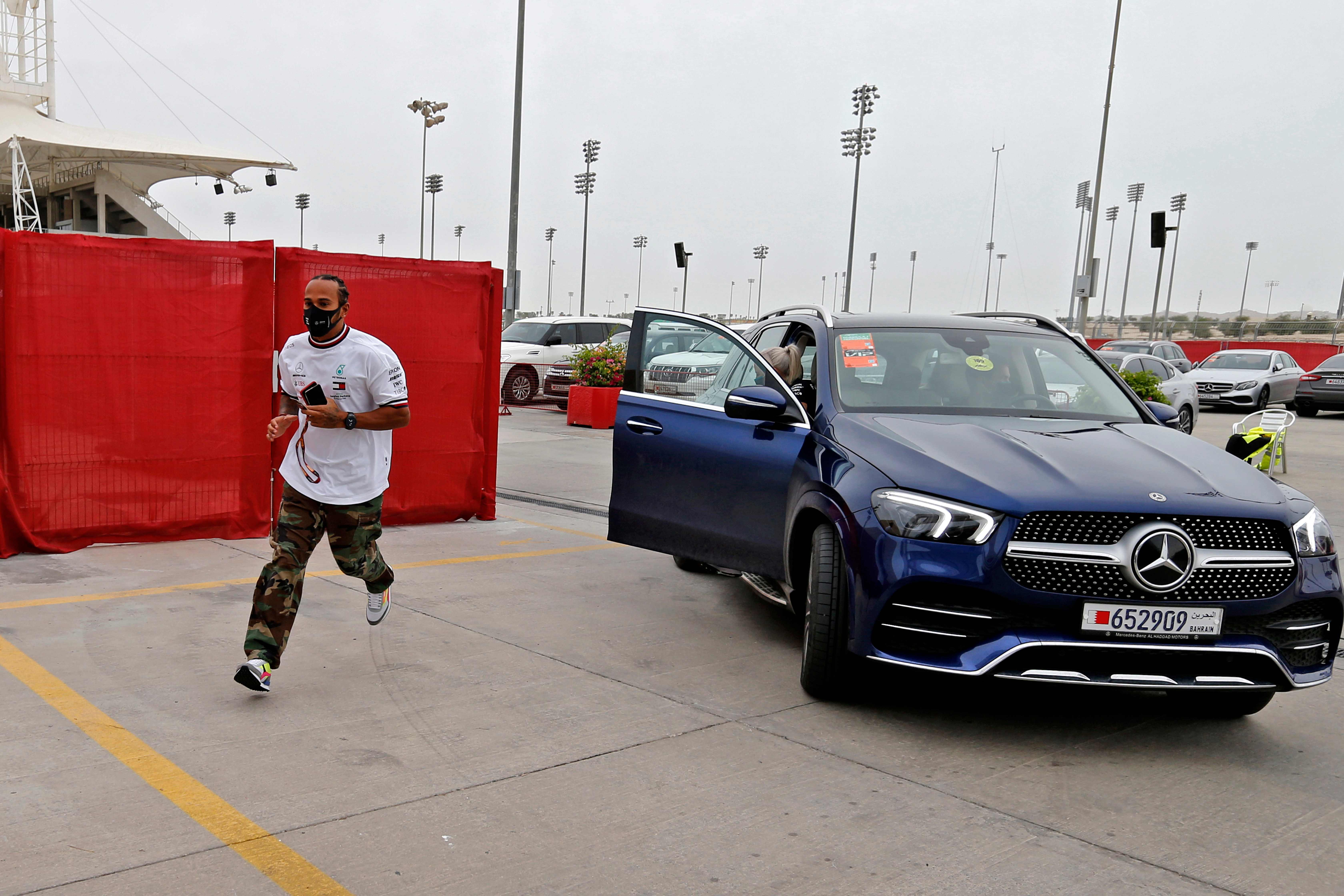 Pembalap F1 Lewis Hamilton bersiap mengikuti sesi latihan GP Bahrain.