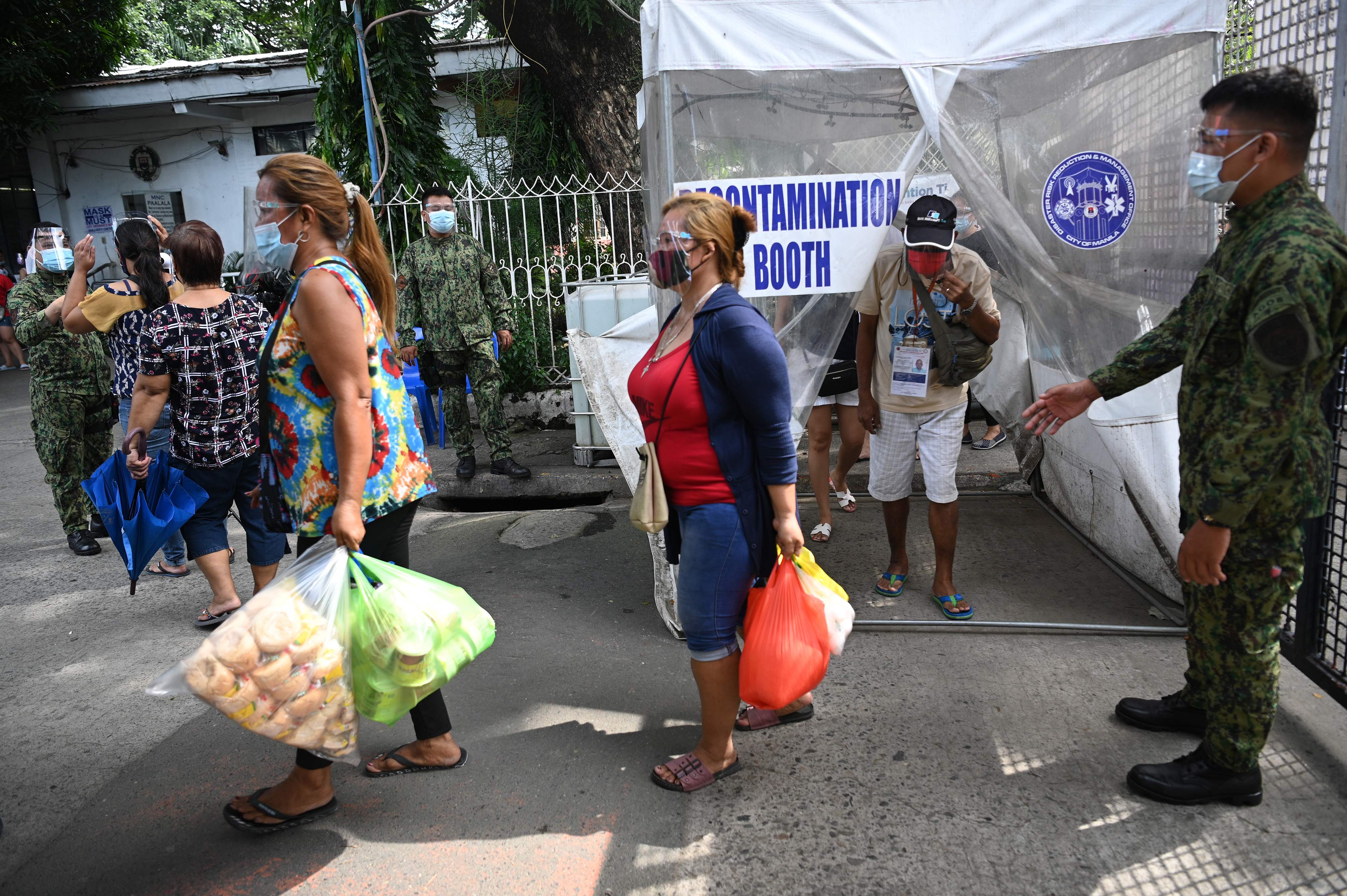 2021, Filipina Targetkan 60 Juta Warga Divaksinasi Covid-19 