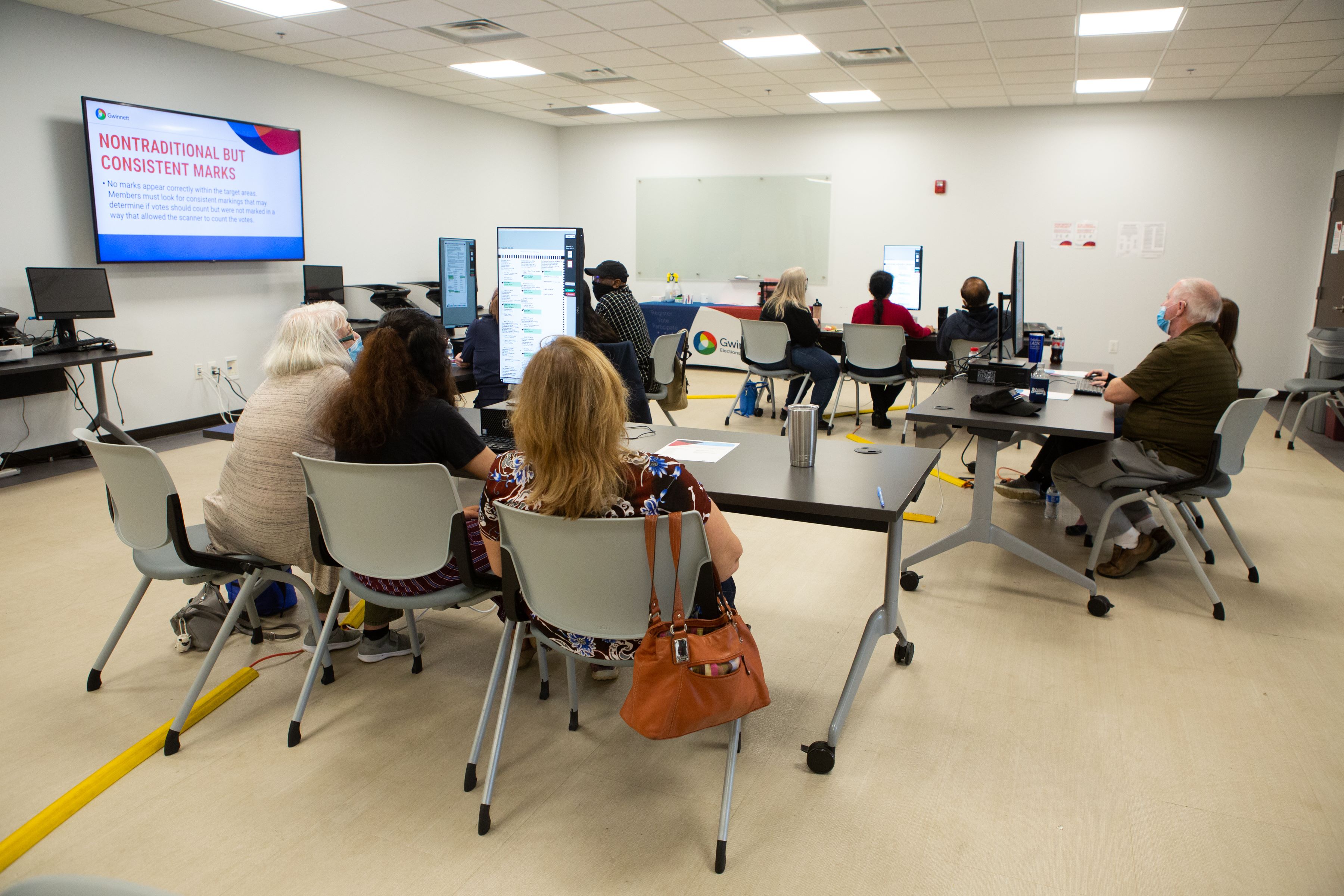 Anggota KPU Georgia melihat surat suara yang telah dipindai. Negara Bagian AS itu menghitung ulang suara dalam Pilpres AS.