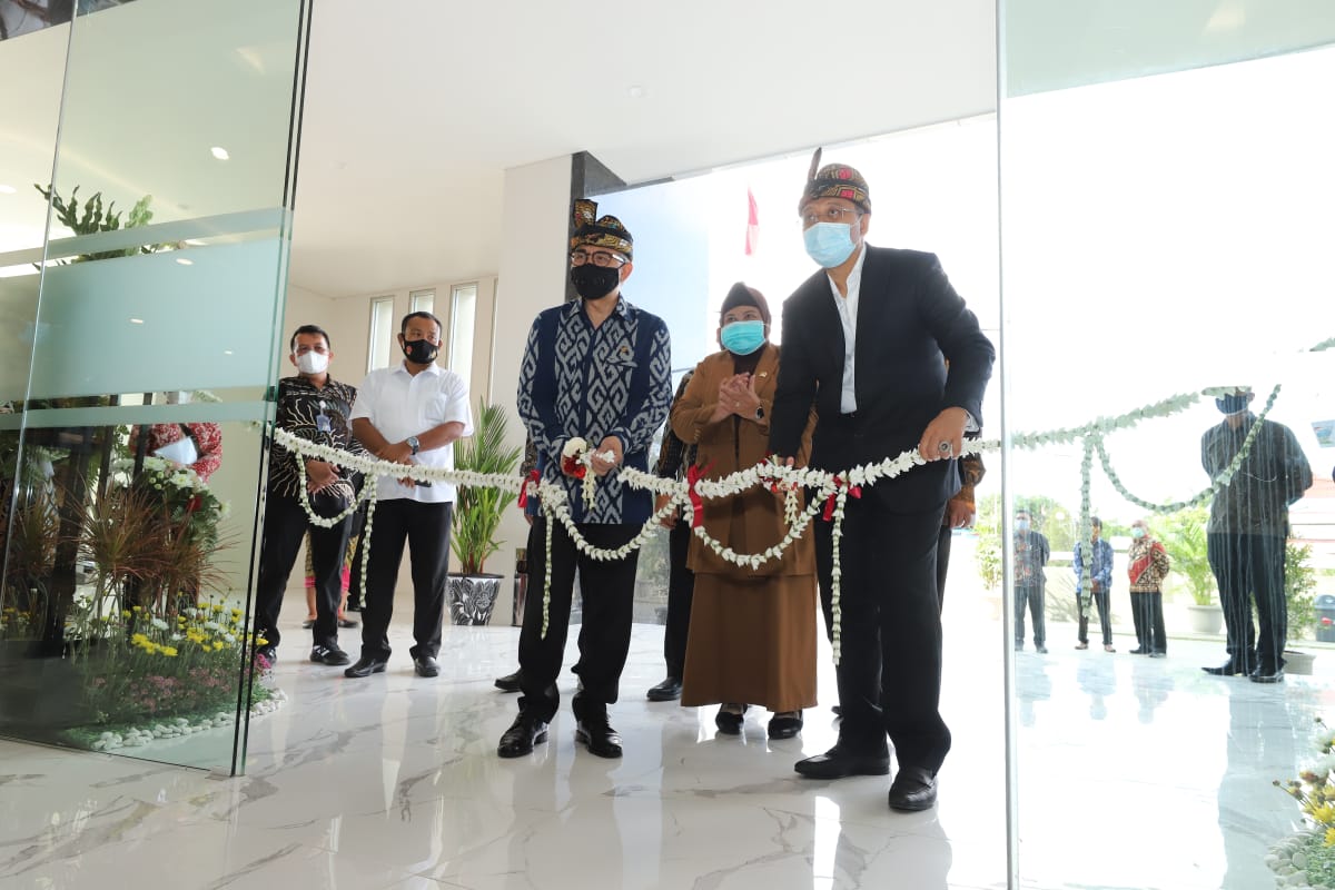 Ketua Dewan Komisioner OJK Wimboh Santoso melakukan peresmian Kantor OJK NTB di Kota Mataram, NTB.