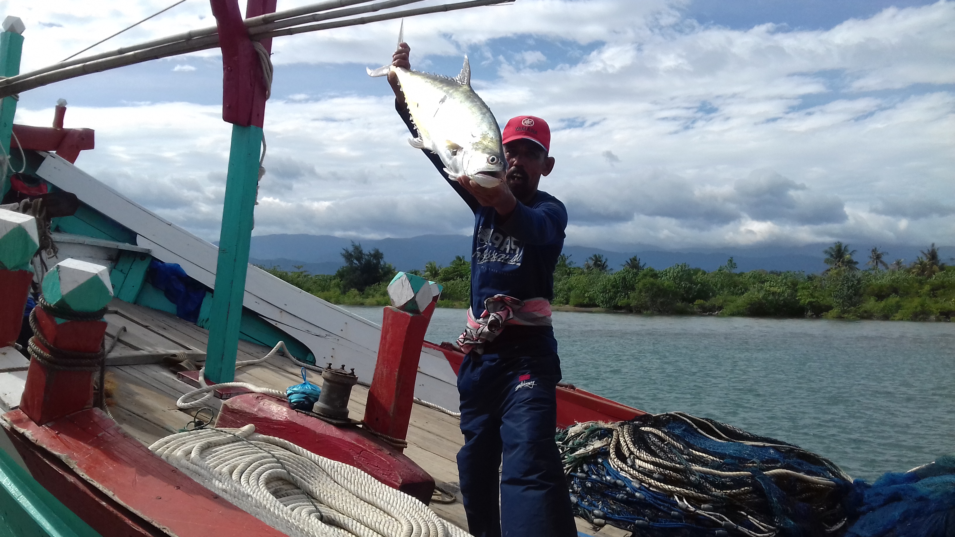 Nelayan di Kabupaten Pidie menunjukkan hasil tangkapan ikan.