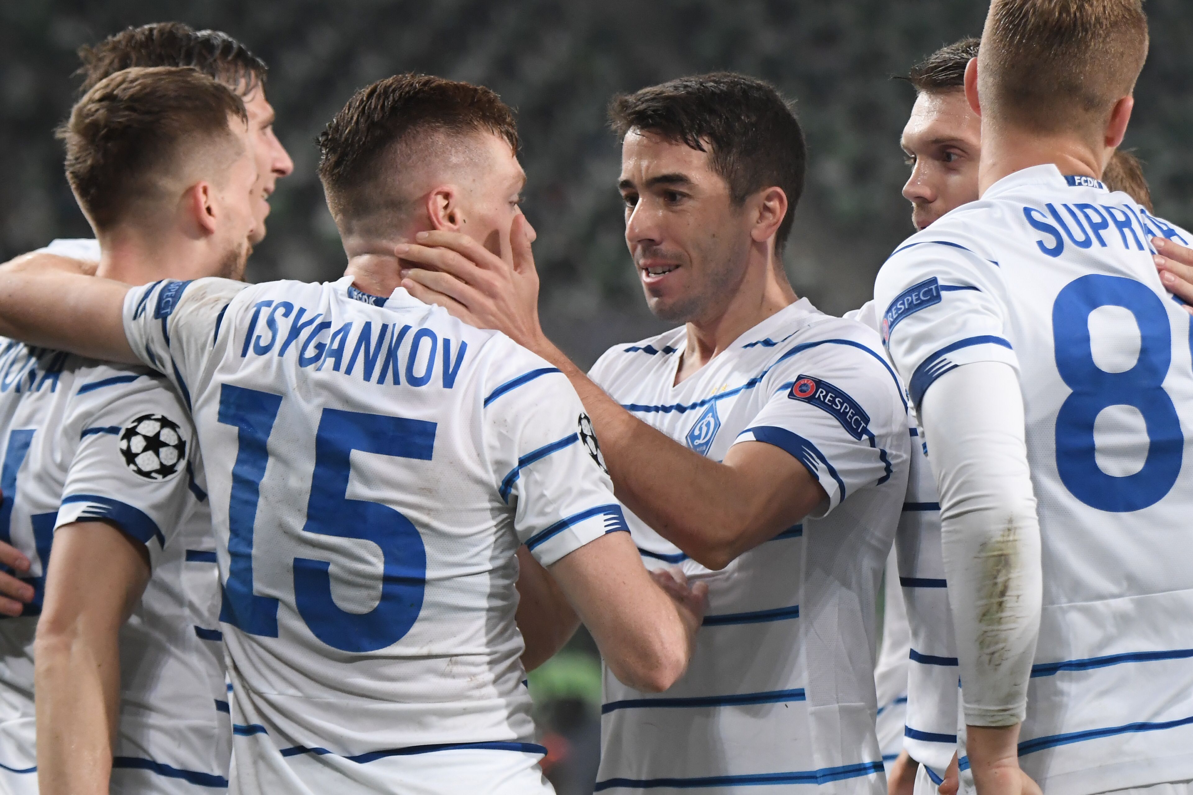 Para pemain Dynamo Kiev melakukan selebrasi usai mencetak gol ke gawang Ferencvaros di laga Liga Champions.
