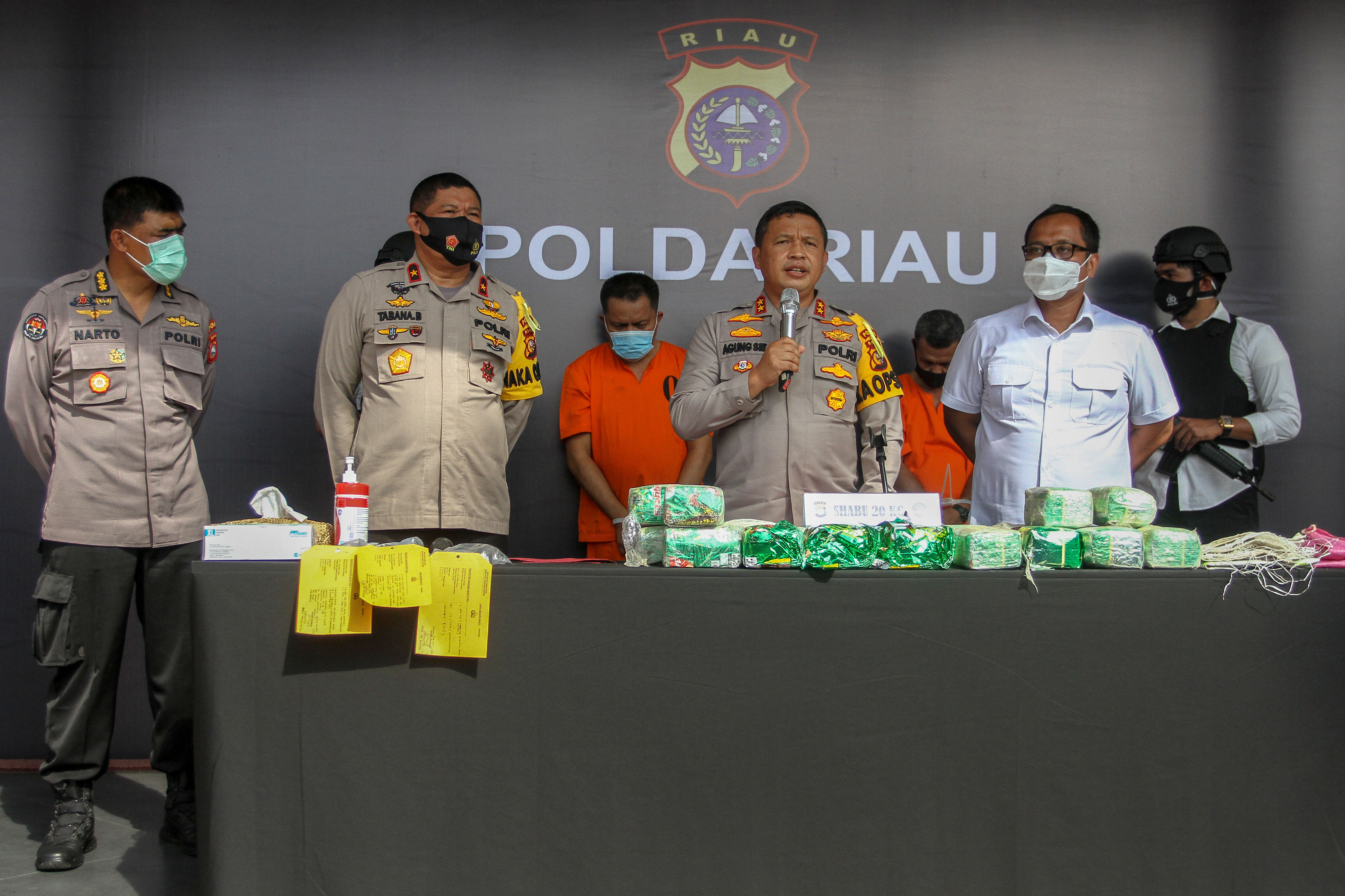 PENANGKAPAN 20 KG SABU-SABU: Kapolda Riau Irjen Pol Agung Setya Imam Effendi (ketiga kanan