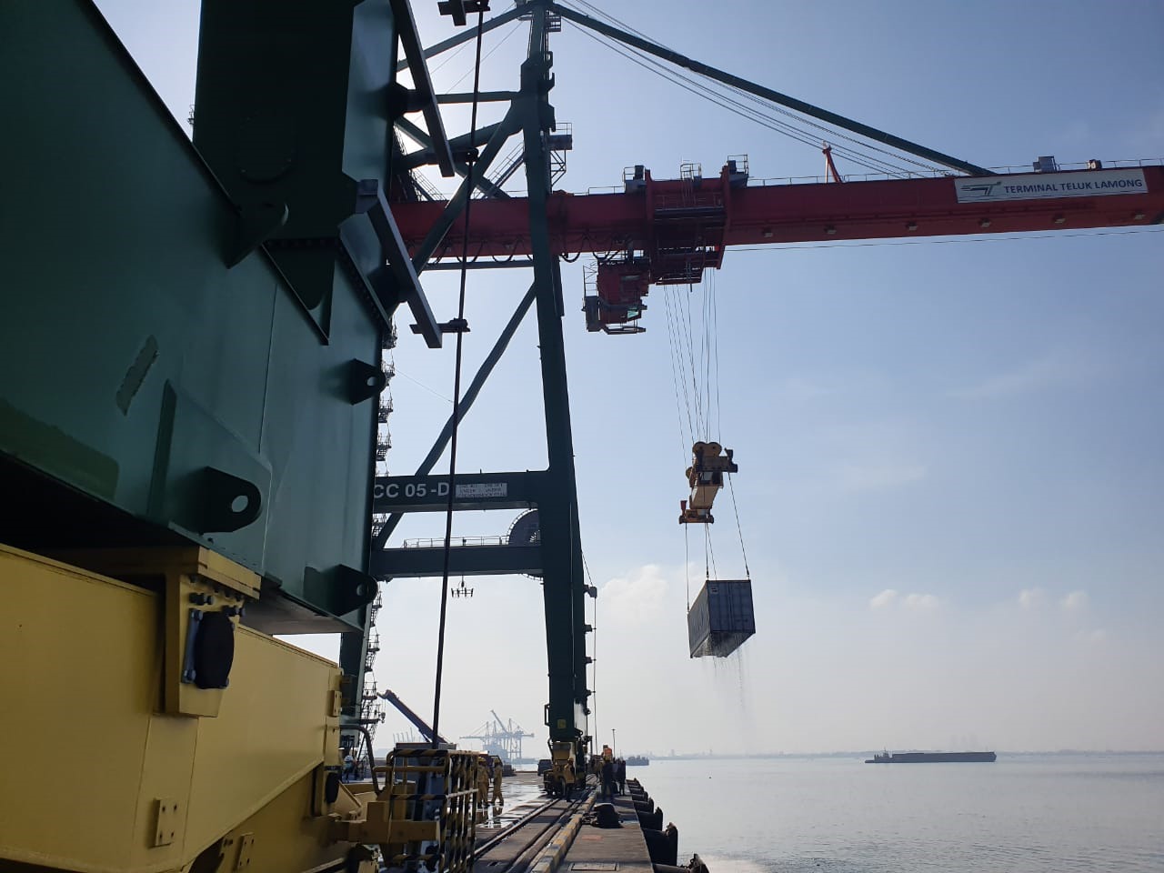Pelayanan operasional bongkar muat di Terminal Teluk Lamong (TTL), Surabaya, berjalan lancar.