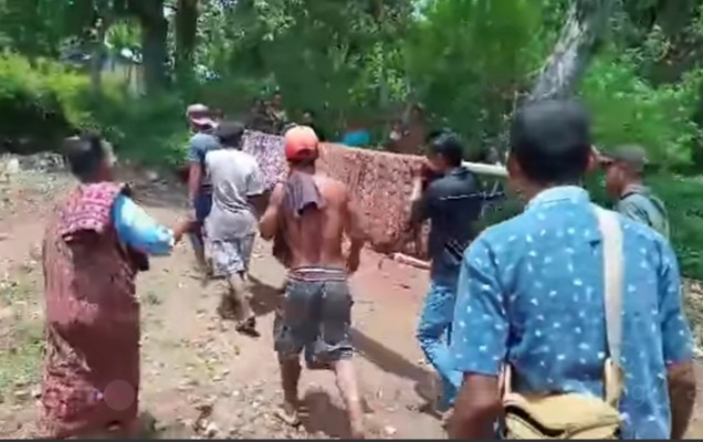 Warga Dusun Glak, Desa Hale, Kabupaten Sikka membawa Nurhayati dengan tandu menuju puskesmas. 
