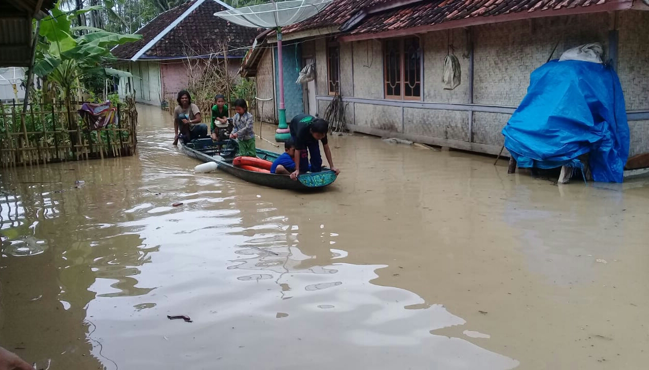 Puluhan rumah di Kecamatan Leles dan Agrabinta Kabupaten Cianjur, Jawa Barat, terendam banjir meluapnya aliran Sungai Cisokan, dinihari tadi
