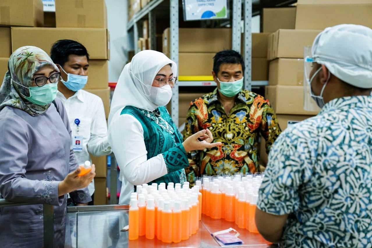 Menteri Ketenagakerjaan Ida Fauziyah (tengah).